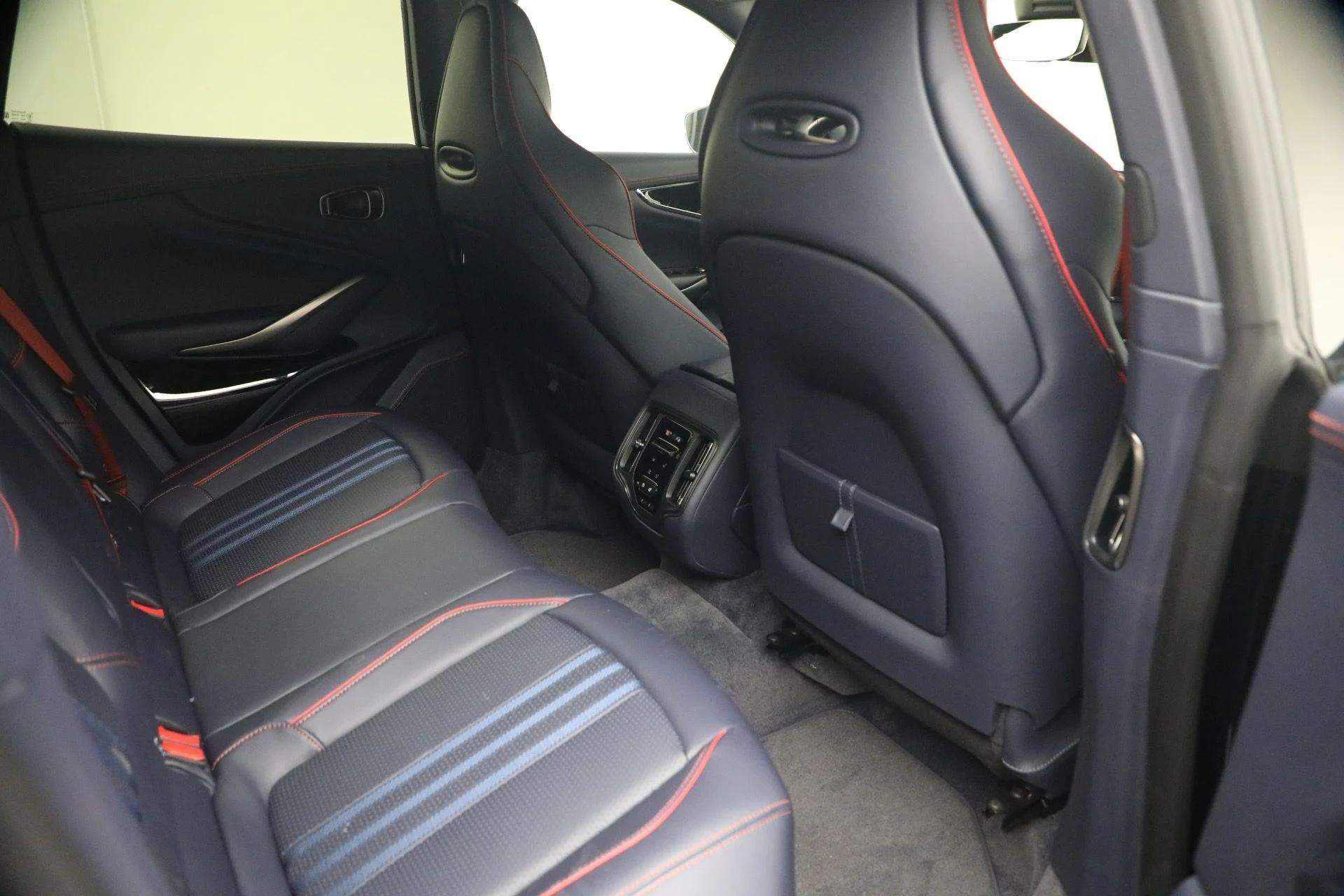 mph028_1654864316_Used_2025_Aston_Martin_DBX_707_1790965010_4600bd259e