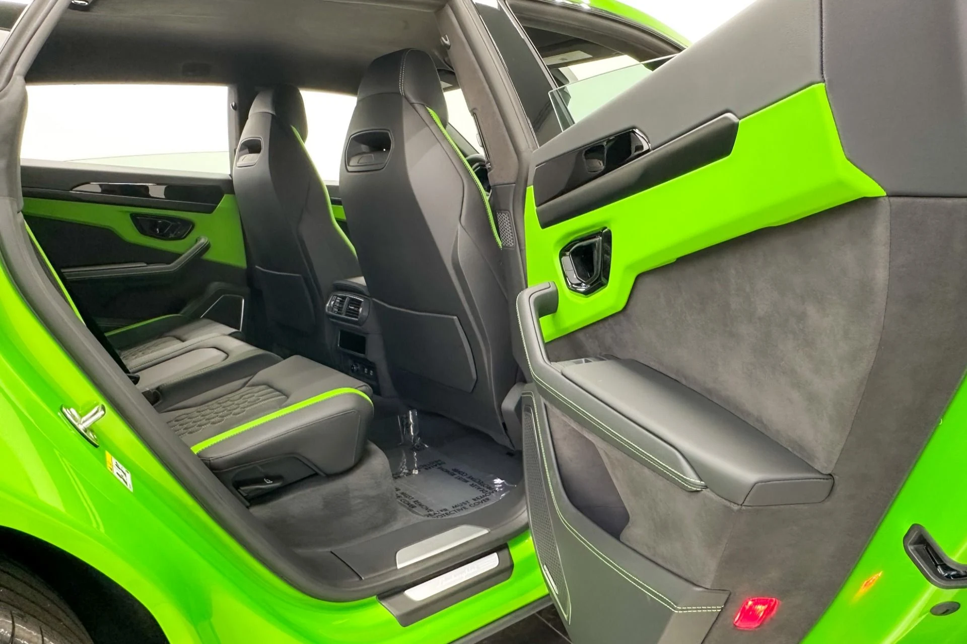 mph028_1669067351_Used_2025_Lamborghini_Urus_SE_Bicolor_Sportive_Interior_870_Miles_789_Horsepower_1772047761_2ec4197903