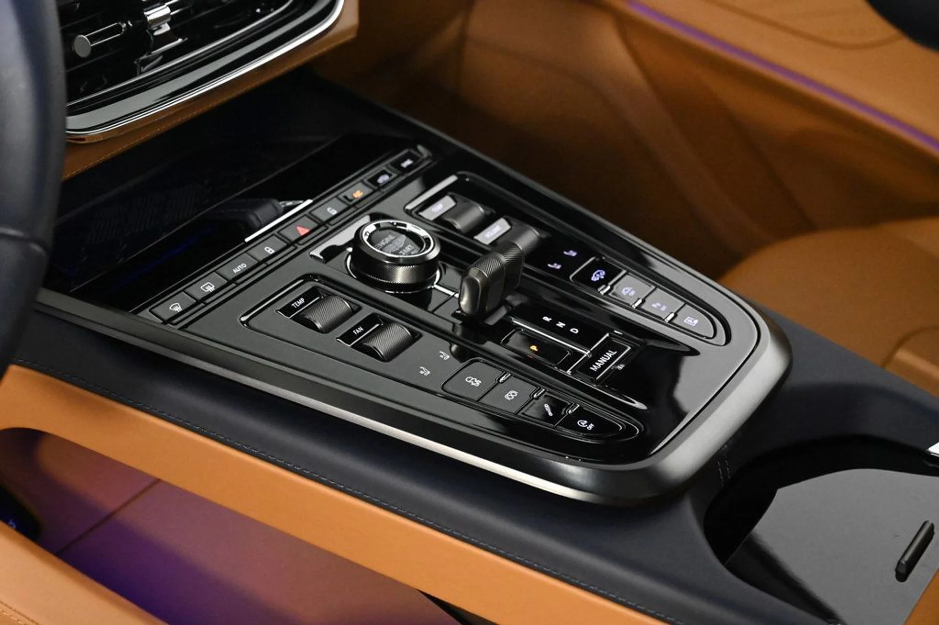 mph028_1690378500_new_2025_aston_martin_dbx_707awd_11350_22933644_28_1024_a988692cb2