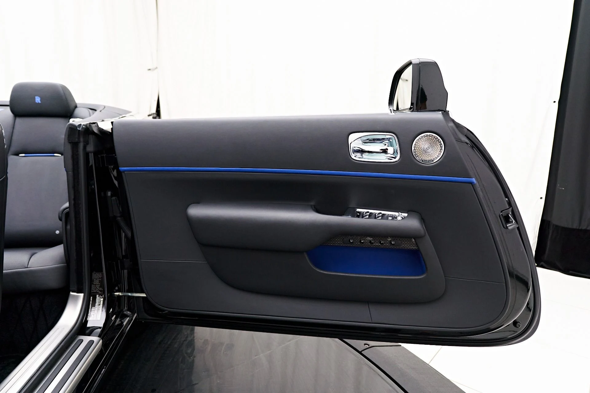 mph028_1708054837_Used_2018_Rolls_Royce_Dawn_Base_1712097655_0b5ba9ae75