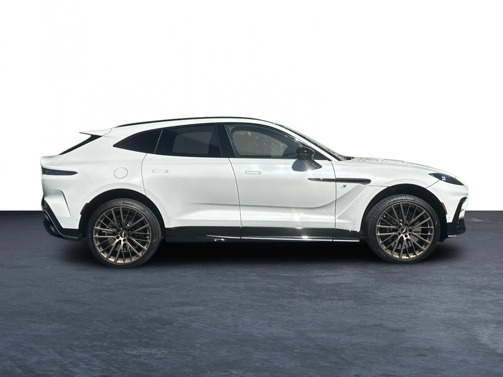 mph028_1719886686_New_2026_Aston_Martin_DBX_S_1790736478_ee7bf139c3