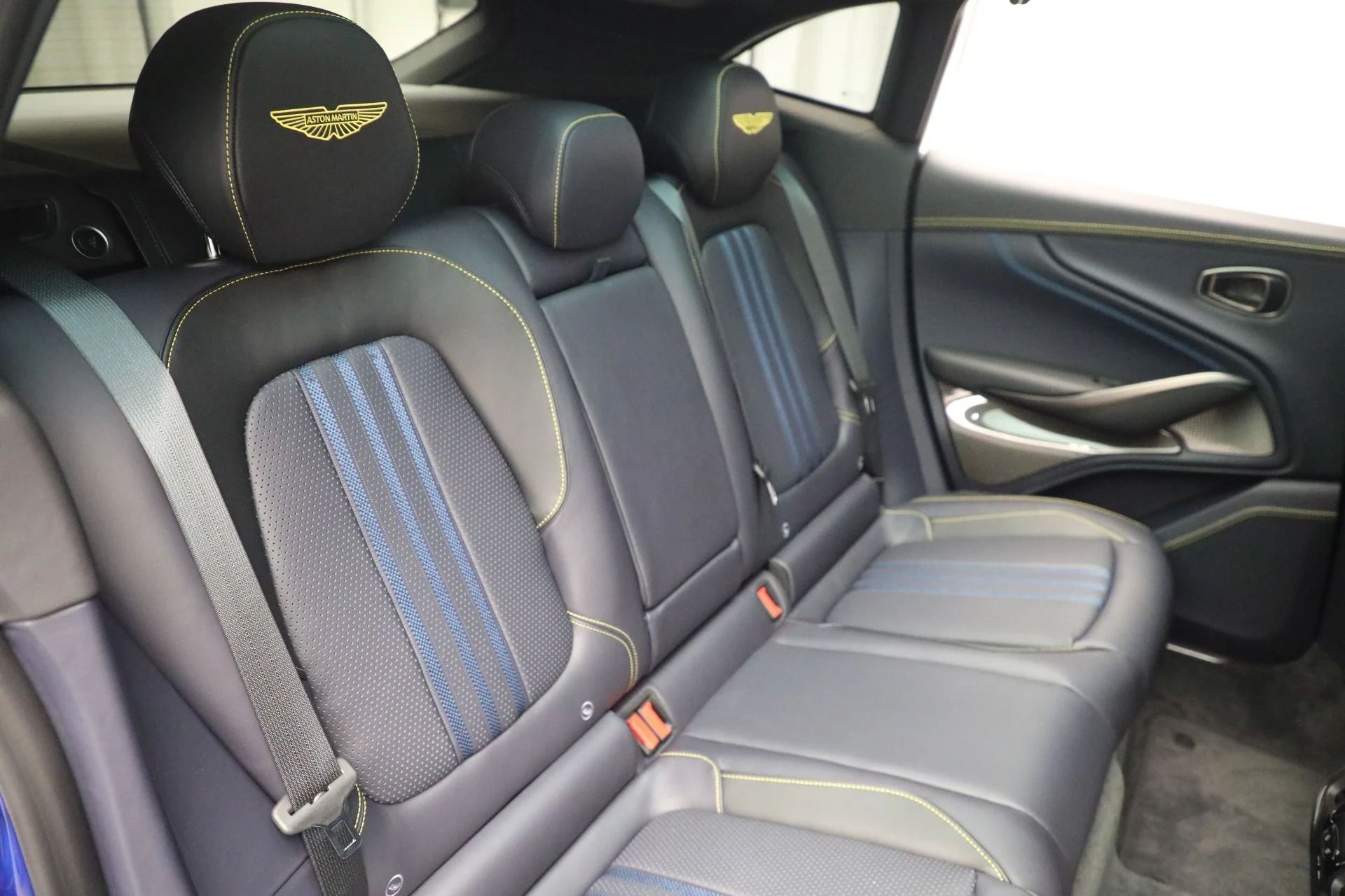 mph028_1722114225_New_2025_Aston_Martin_DBX_707_707_97f5bbb022