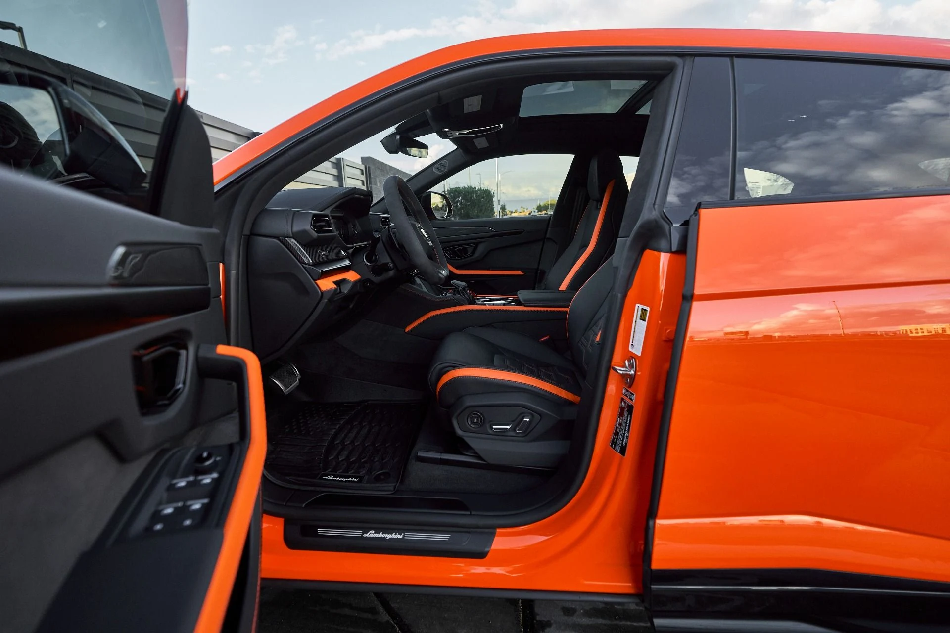 mph028_1727073750_Used_2025_Lamborghini_Urus_SE_1763604989_a4eed76040