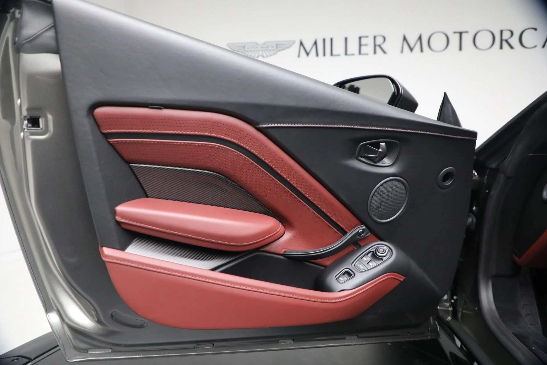 mph028_1808287772_Used_2021_Aston_Martin_Vantage_1764880980_f396319b14