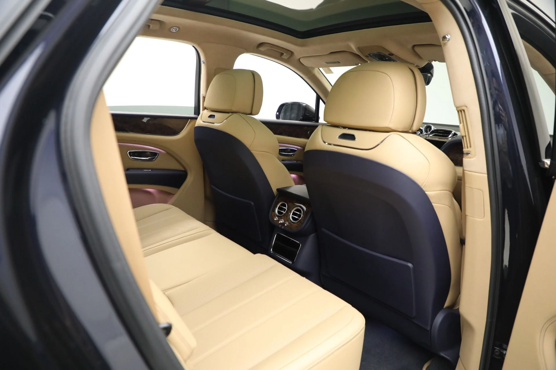 mph028_1812293661_New_2025_Bentley_Bentayga_V8_5d666e5702