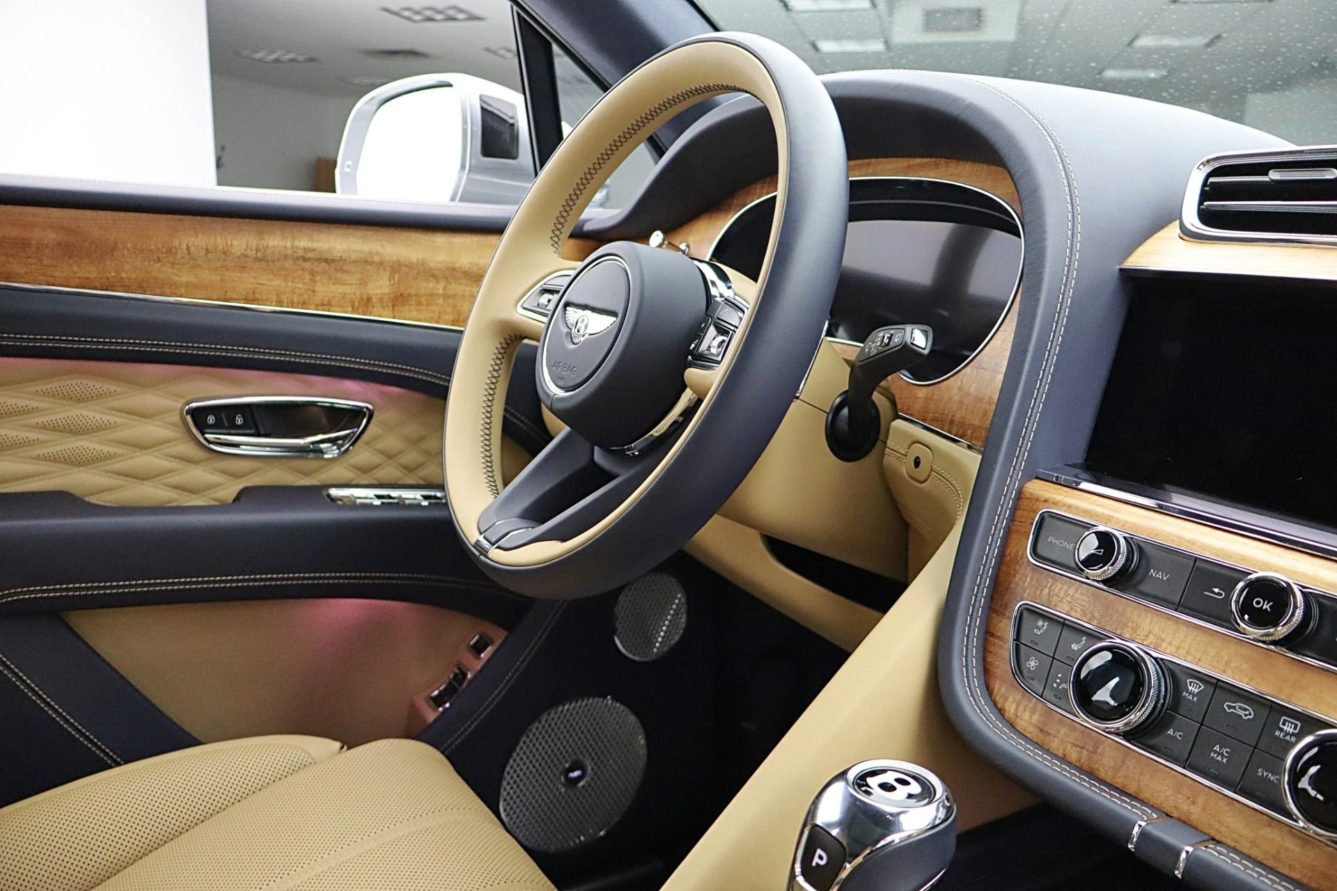 mph028_1833500446_Used_2025_Bentley_Bentayga_Azure_V8_LEASE_OPTIONS_AVAILABLE_b9c7975c25