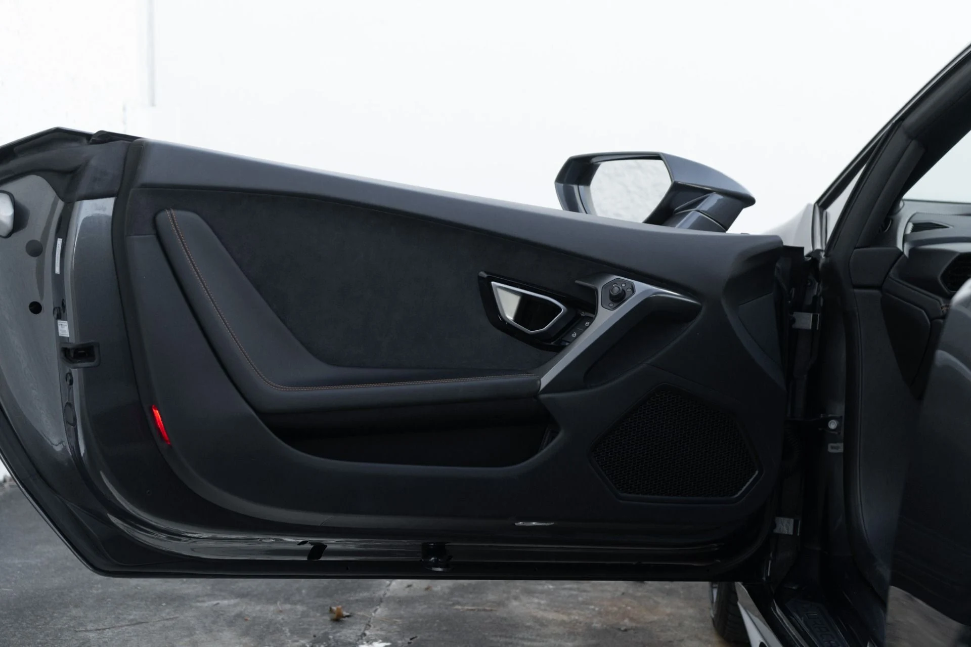 mph028_1836608543_Used_2015_Lamborghini_Huracan_LP_610_4_1775769923_7c5e3e0ac9