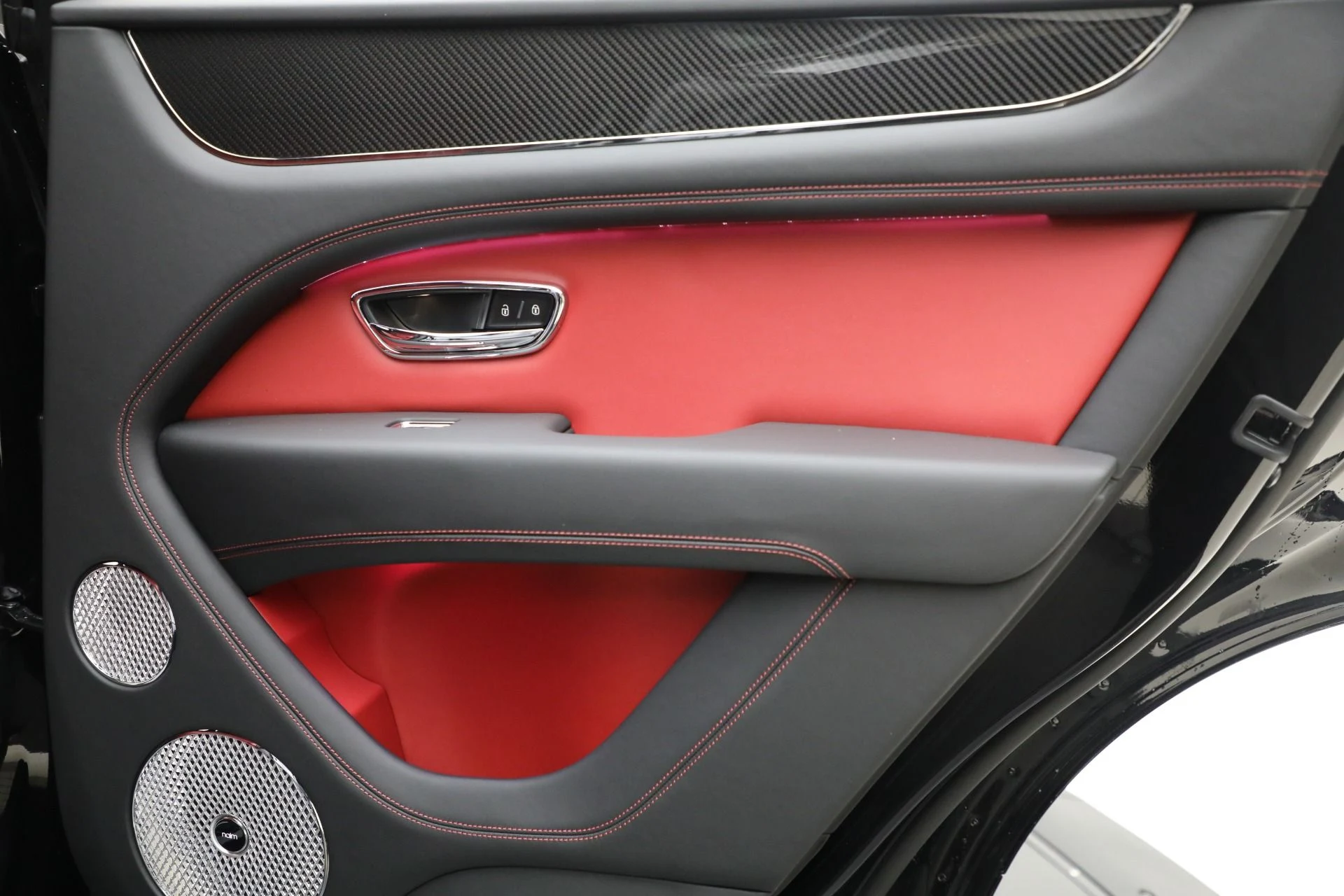 mph028_1838495537_New_2025_Bentley_Bentayga_V8_656e3bc301