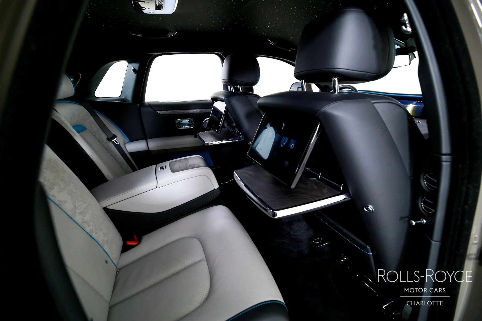 mph028_1852995260_Used_2025_Rolls_Royce_Ghost_1759510962_77df49a90d