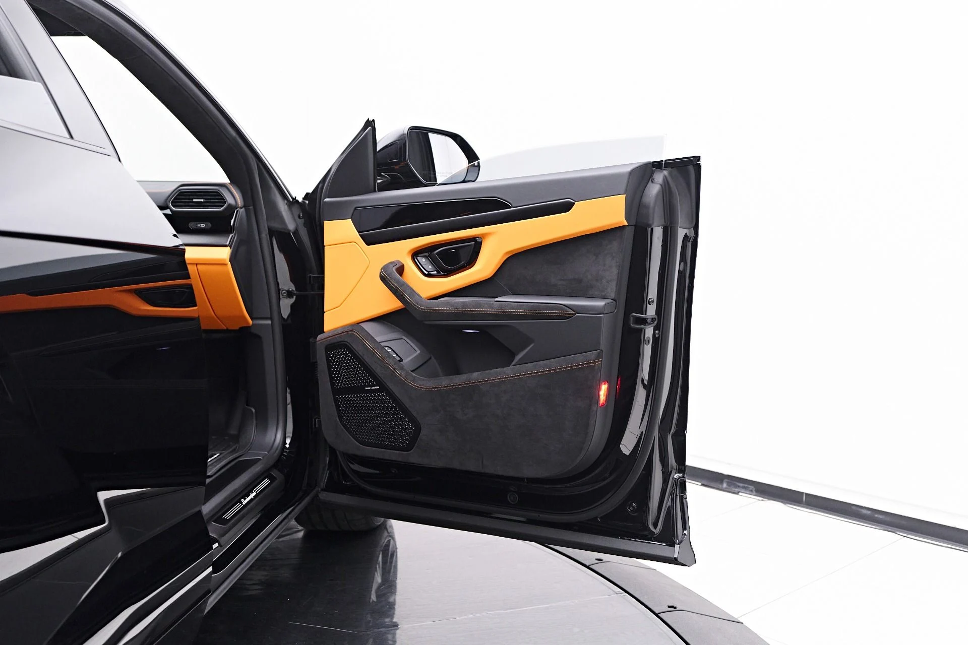 mph028_1876872578_Used_2024_Lamborghini_Urus_S_1759191676_2a03352654