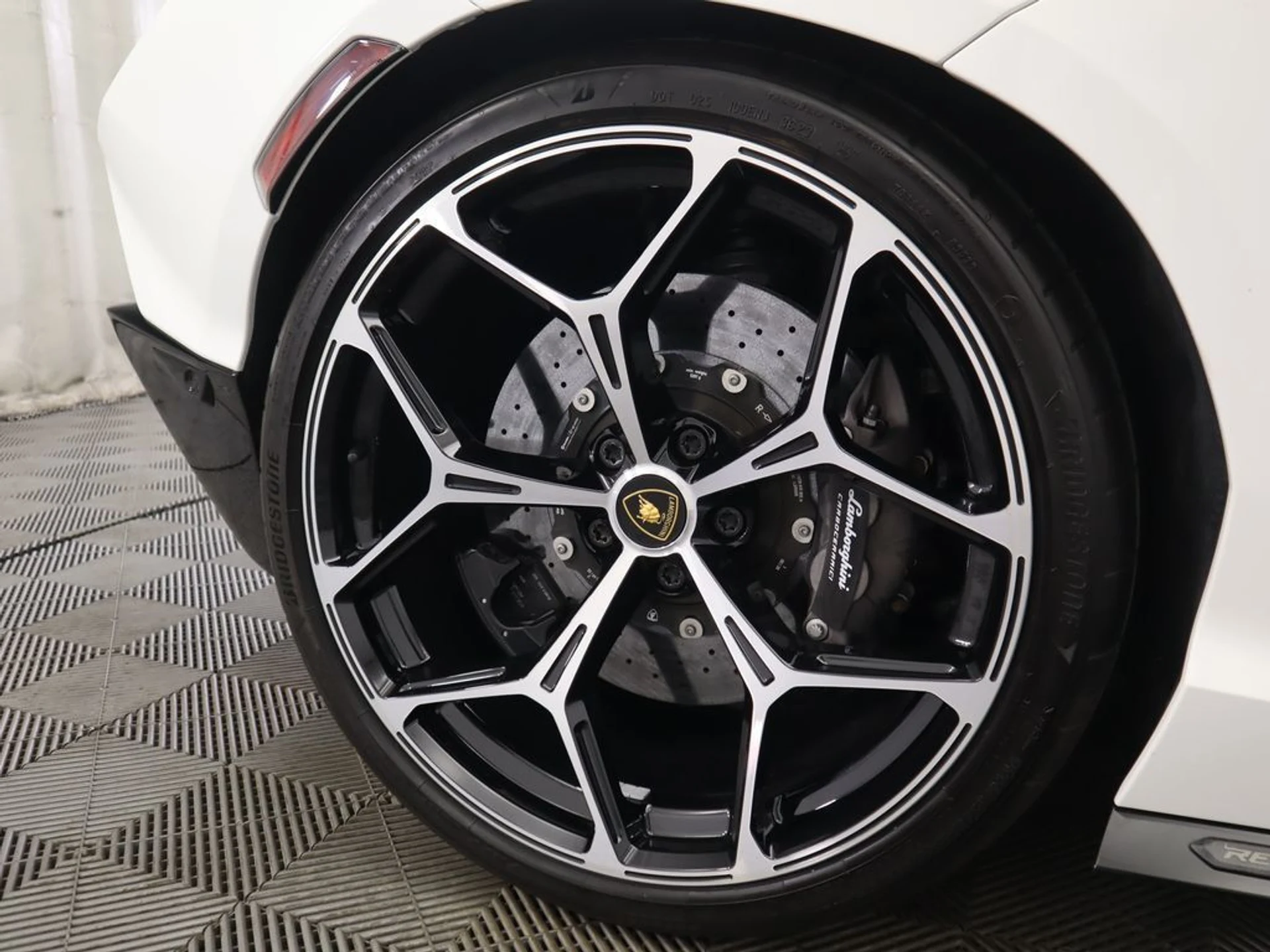 mph028_1888464203_used_2024_lamborghini_revuelto_coupe_8119_23017512_29_1024_fffe10a9ec