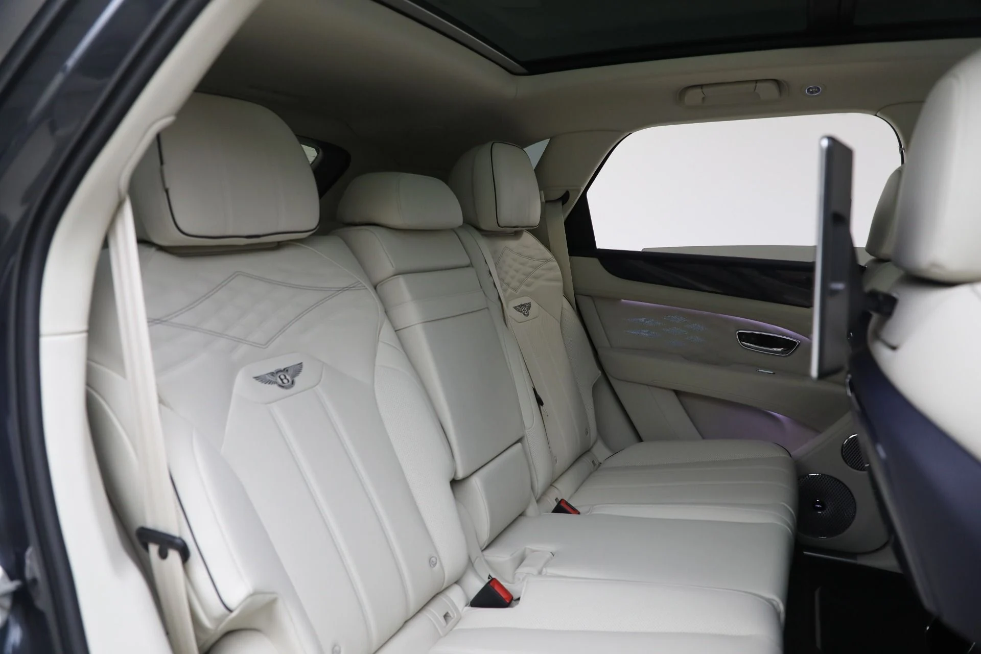 mph028_1896355756_New_2025_Bentley_Bentayga_Atelier_Edition_V8_974dcedfff