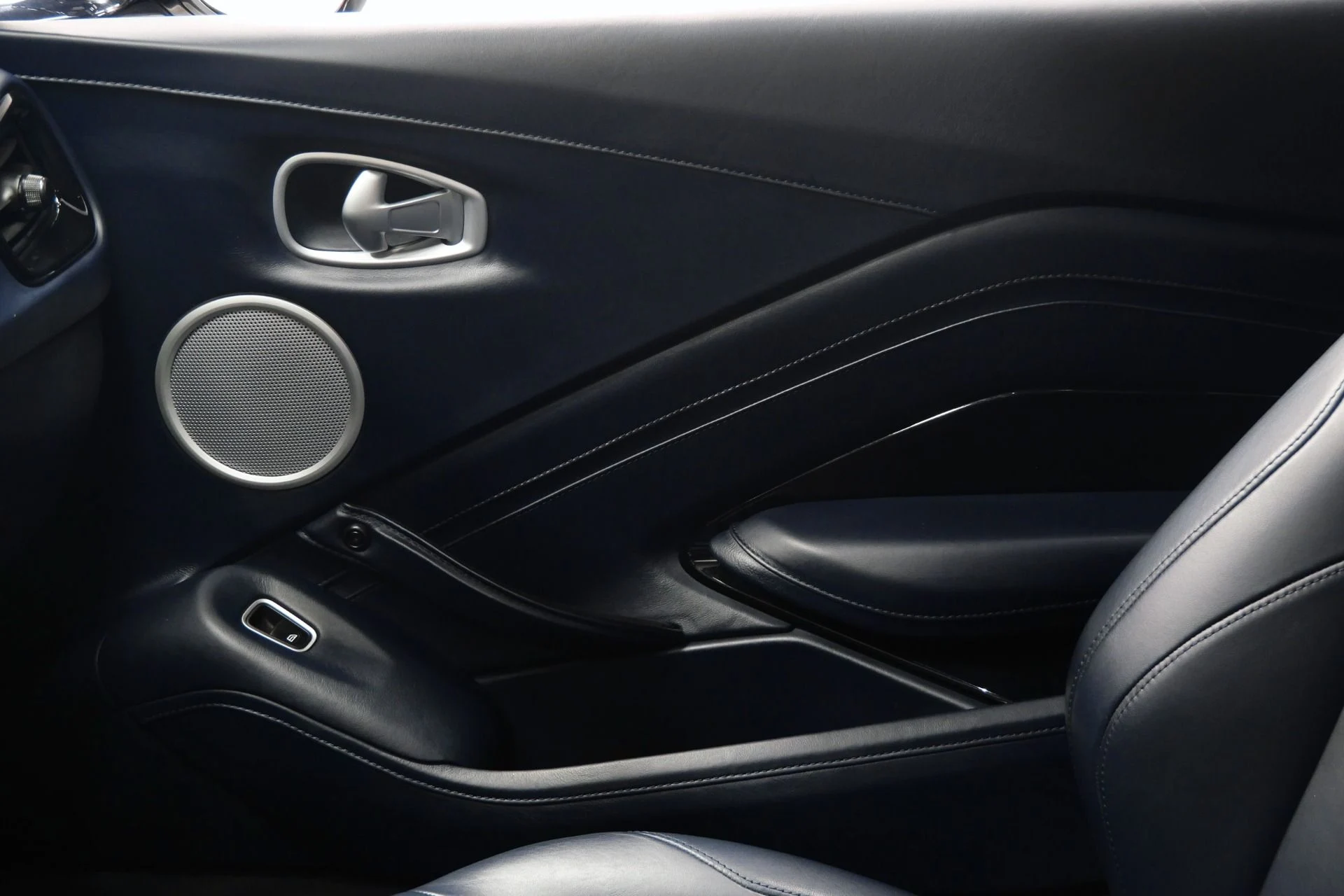 mph028_1901628338_Used_2020_Aston_Martin_Vantage_Twin_Turbo_V8_Comfort_Collection_Beautiful_Inside_and_Out_1769203114_62de3aaefe