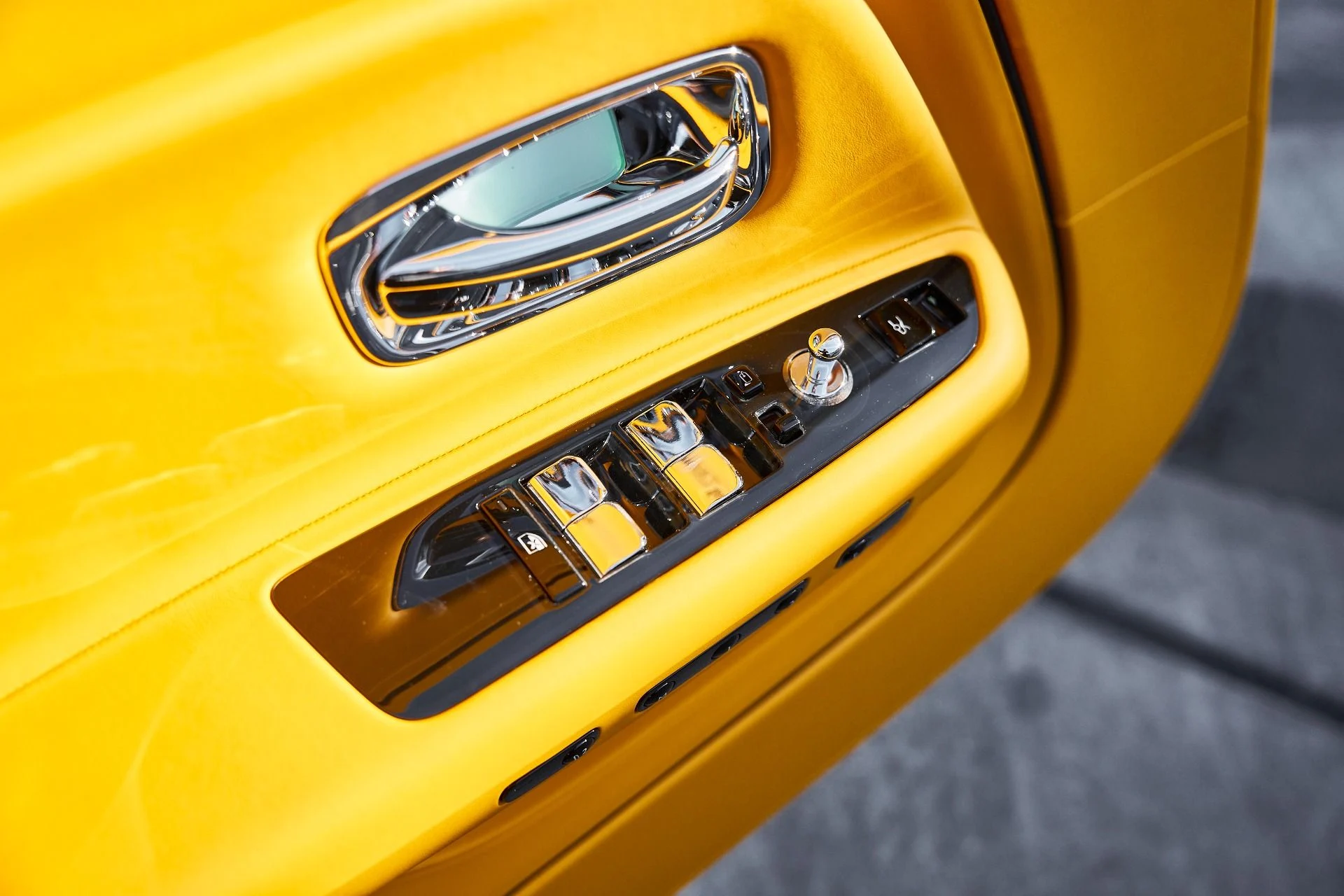 mph028_1979873560_Used_2025_Rolls_Royce_Spectre_BLACK_BADGE_1769482362_918e67a236