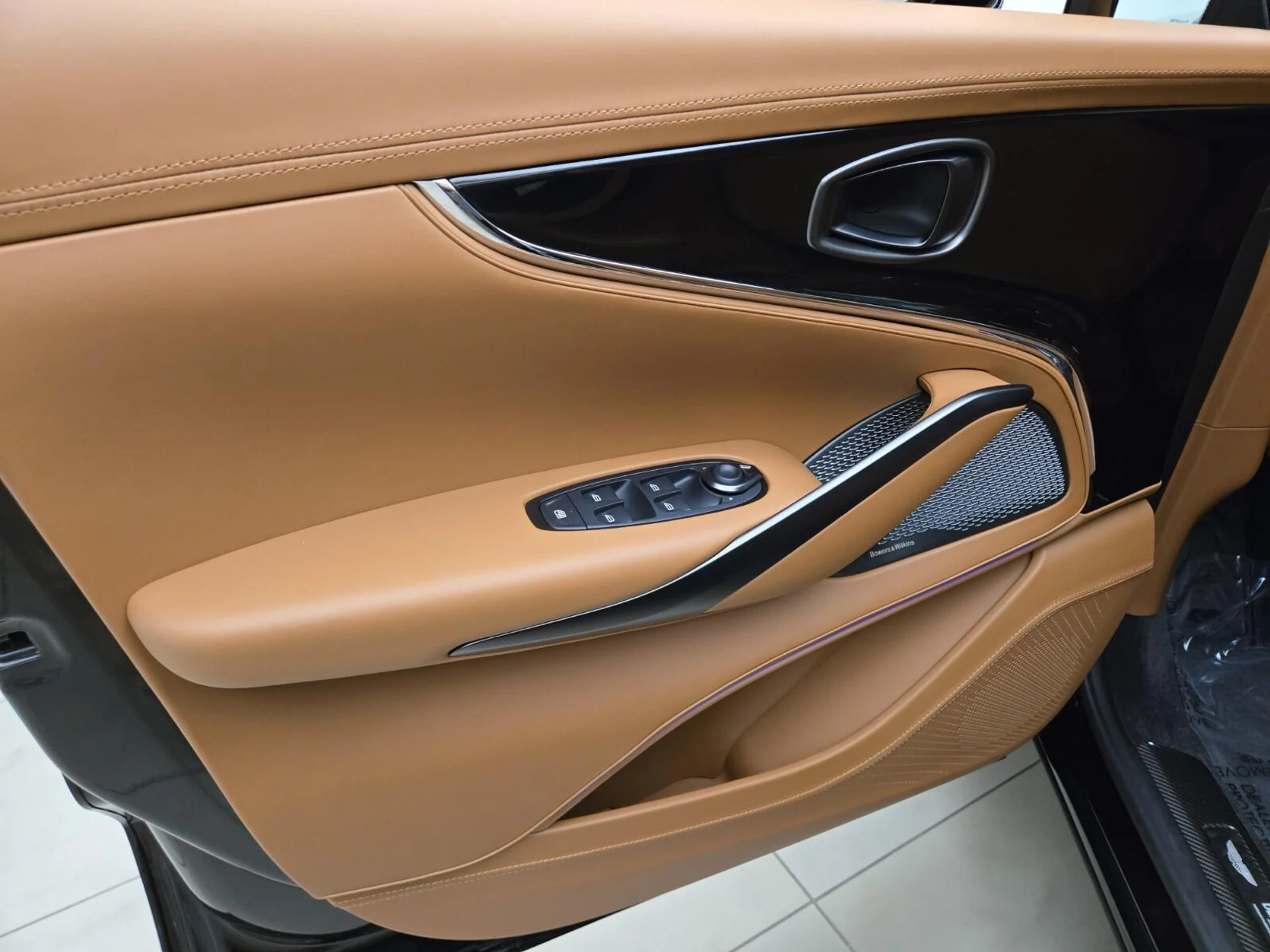 mph028_1992419332_New_2026_Aston_Martin_DBX_S_1776489481_a8f0b18a44