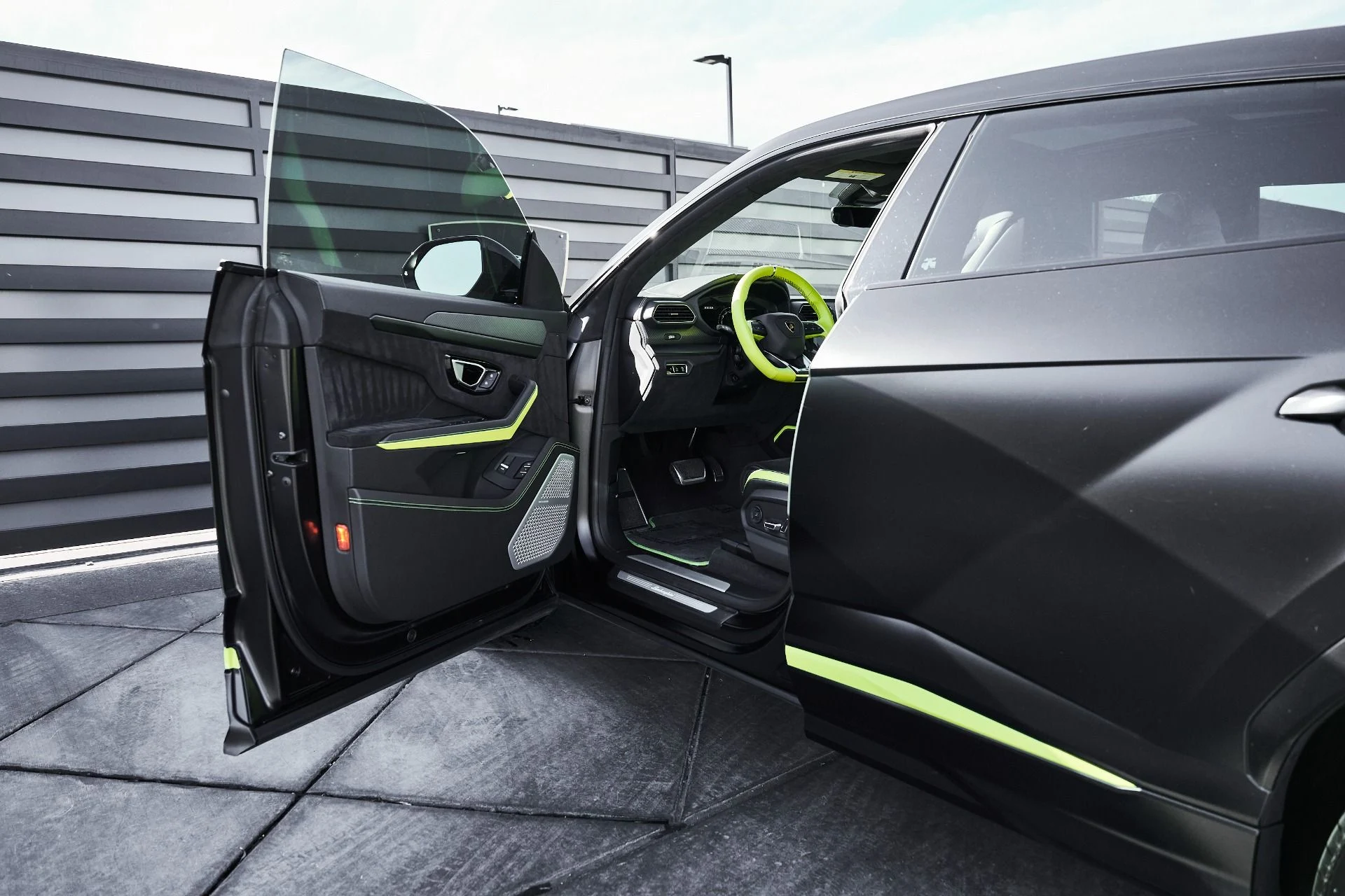 mph028_2015539165_Used_2022_Lamborghini_Urus_1774548591_5ac43e841c