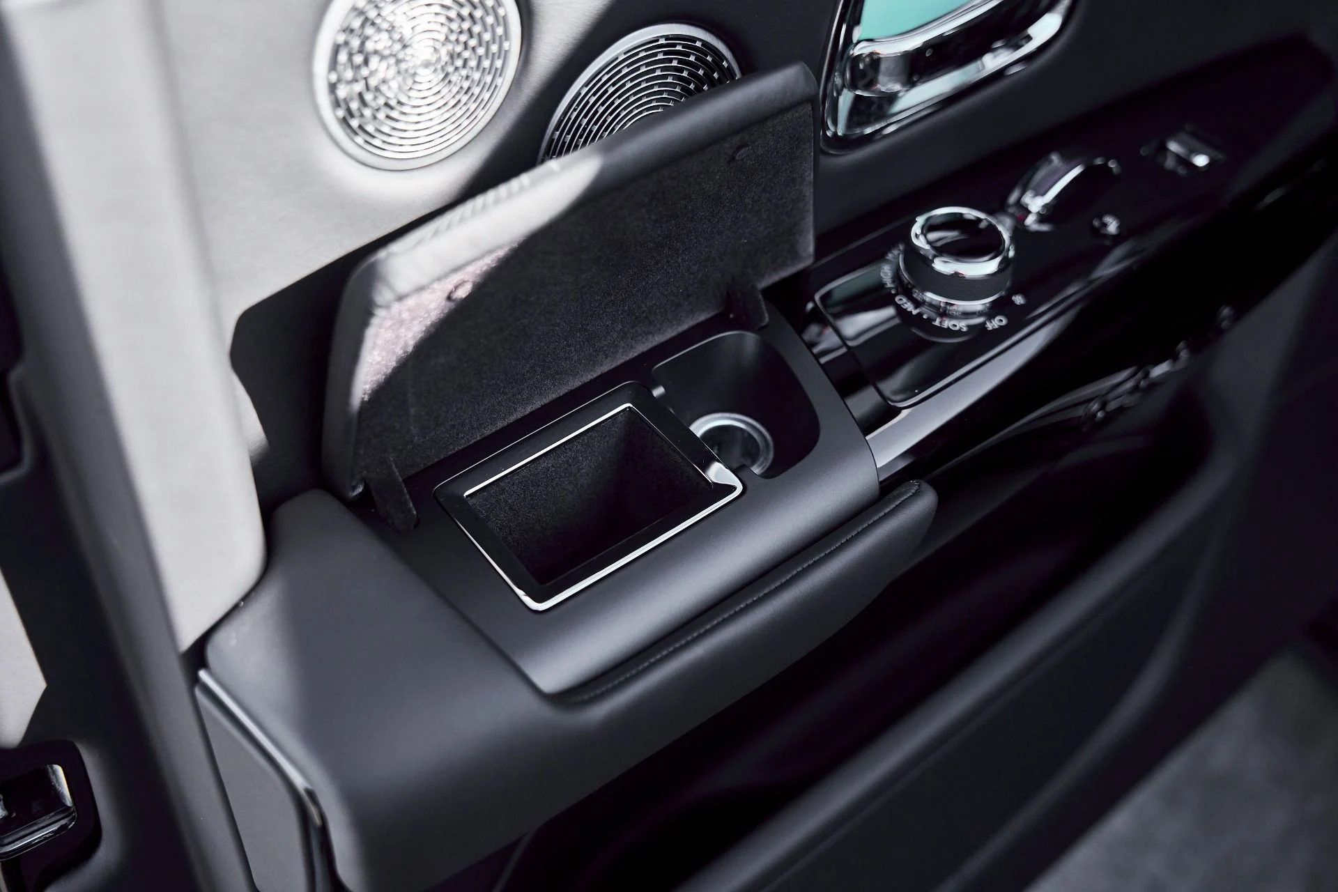 mph028_2018907836_Used_2024_Rolls_Royce_Phantom_Base_1770700076_8e3b1d3c3a