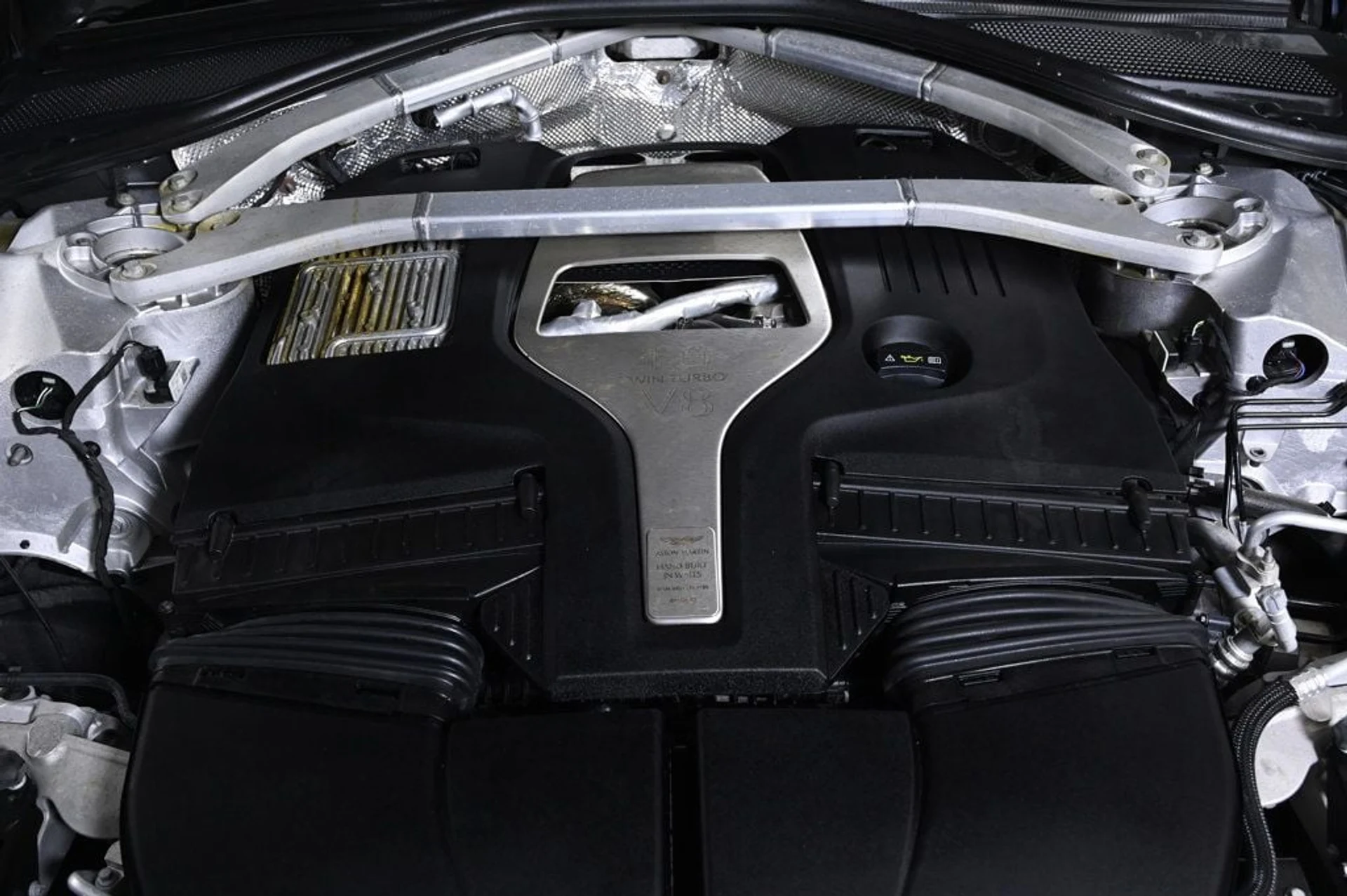 mph028_2029489402_used_2021_aston_martin_dbx_base_11350_22922965_28_1024_5fb6140140