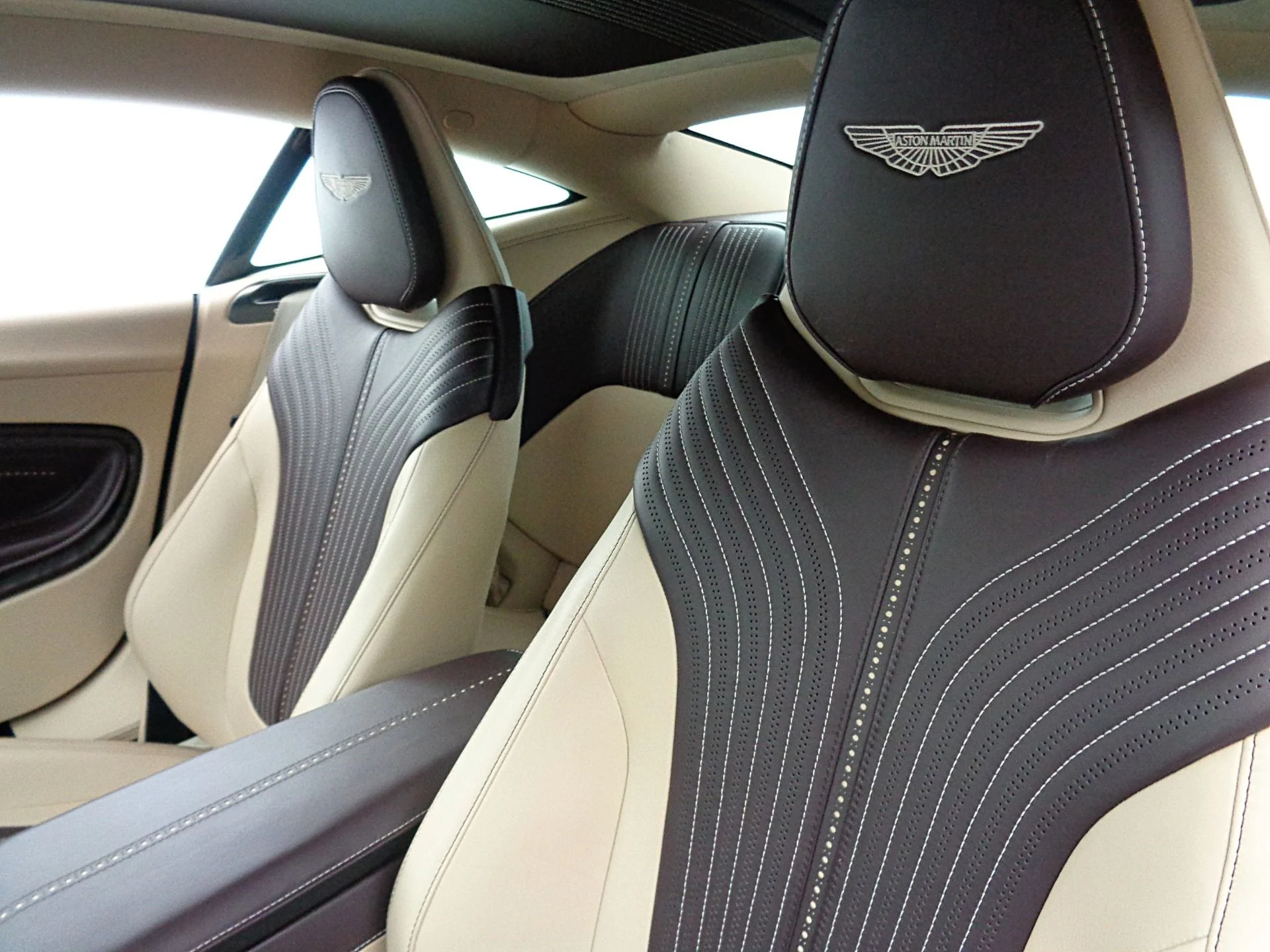 mph028_2042690369_Used_2018_Aston_Martin_DB_11_V12_Coupe_52a0545531