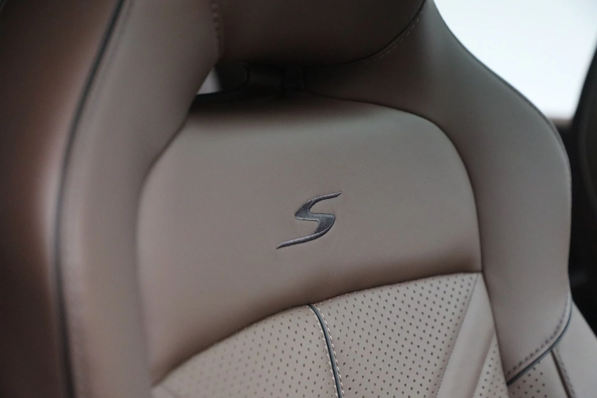 mph028_2046194334_New_2026_Aston_Martin_DBX_S_1765053352_70d265f792