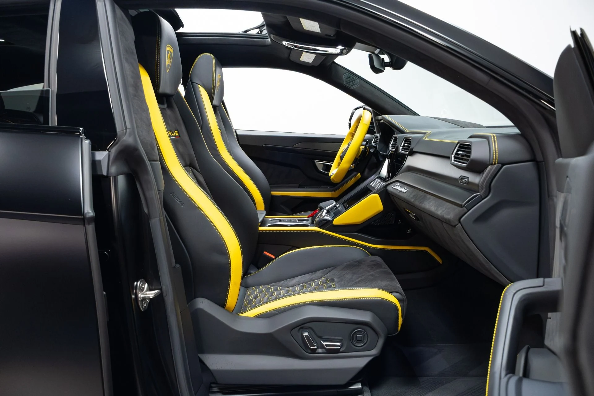 mph028_2053668809_Used_2022_Lamborghini_Urus_Graphite_Capsule_1775757245_7e969703a4