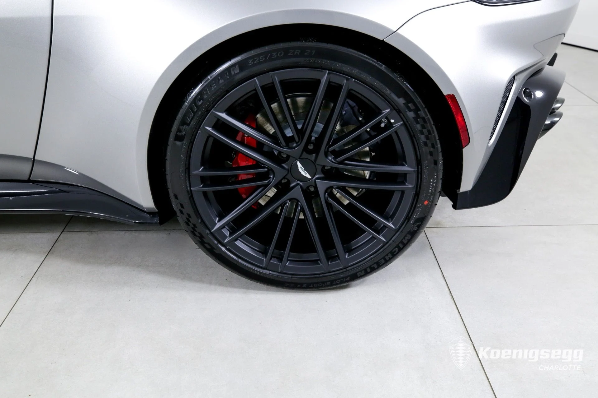 mph028_2077491346_Used_2025_Aston_Martin_Vantage_1760978372_ce066cd000