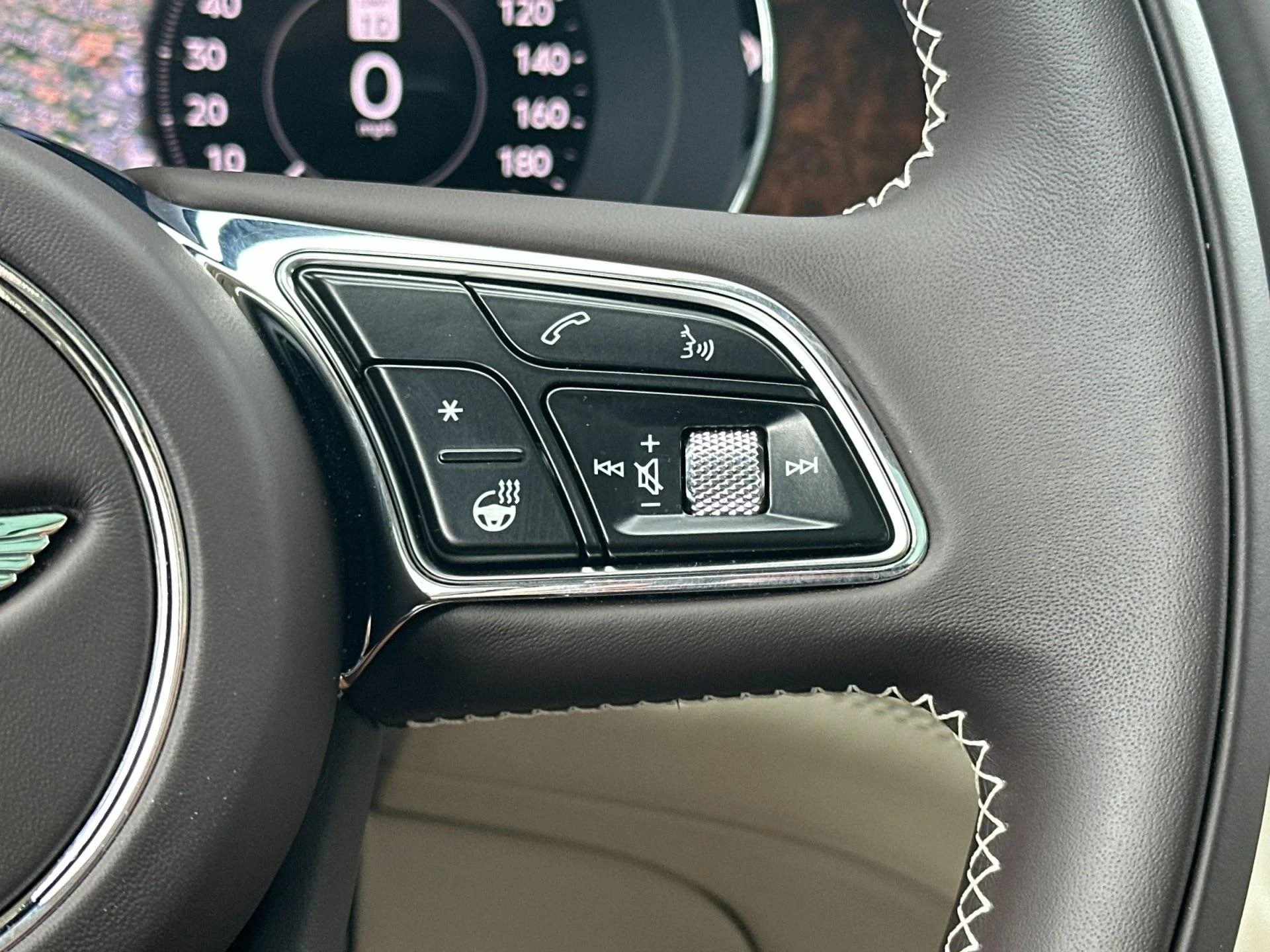 mph028_2087315816_Used_2025_Bentley_Bentayga_V8_1760604364_a290eab18b