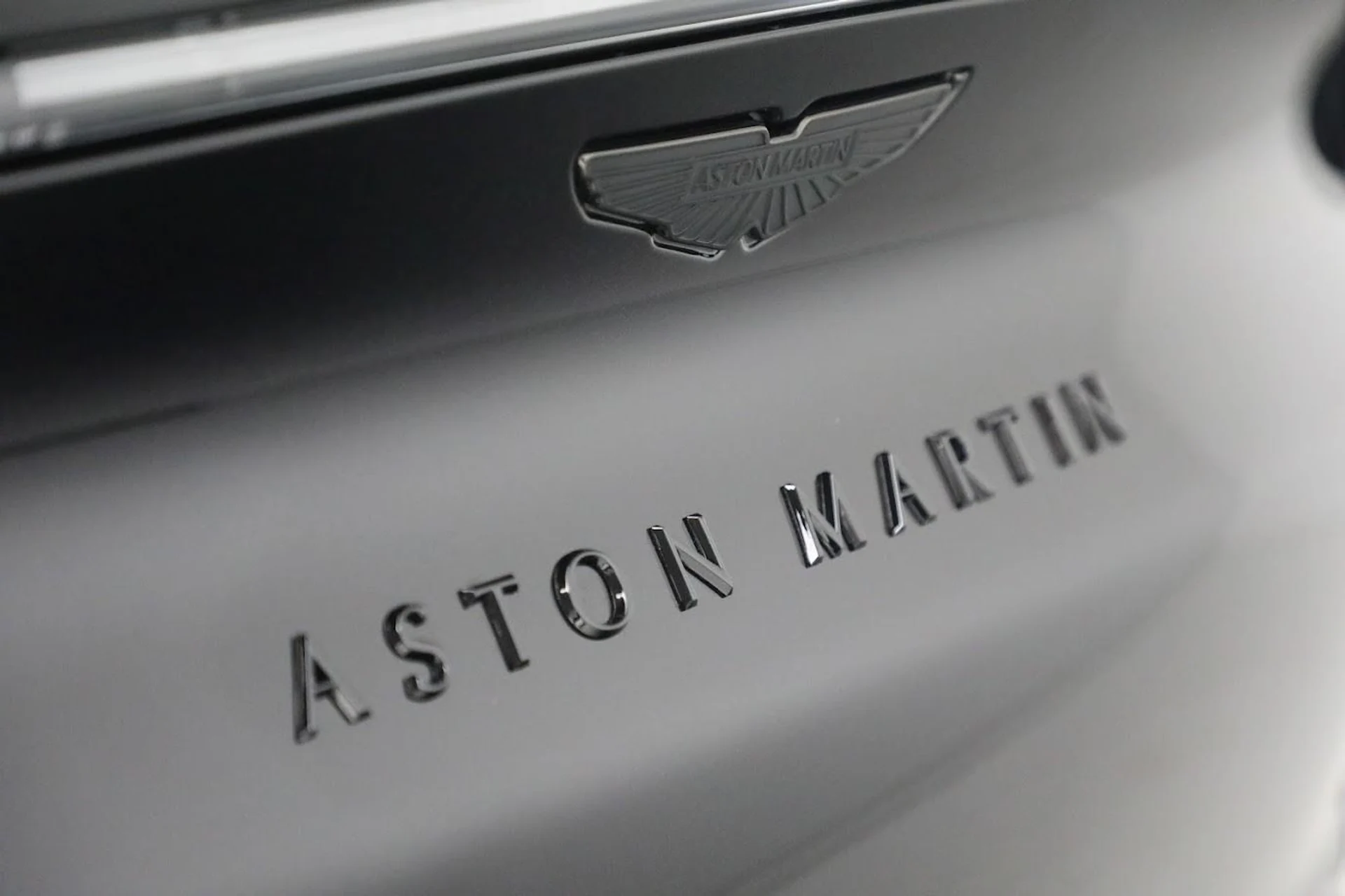 mph028_2087752461_New_2025_Aston_Martin_DBX_707_a17f5667bd