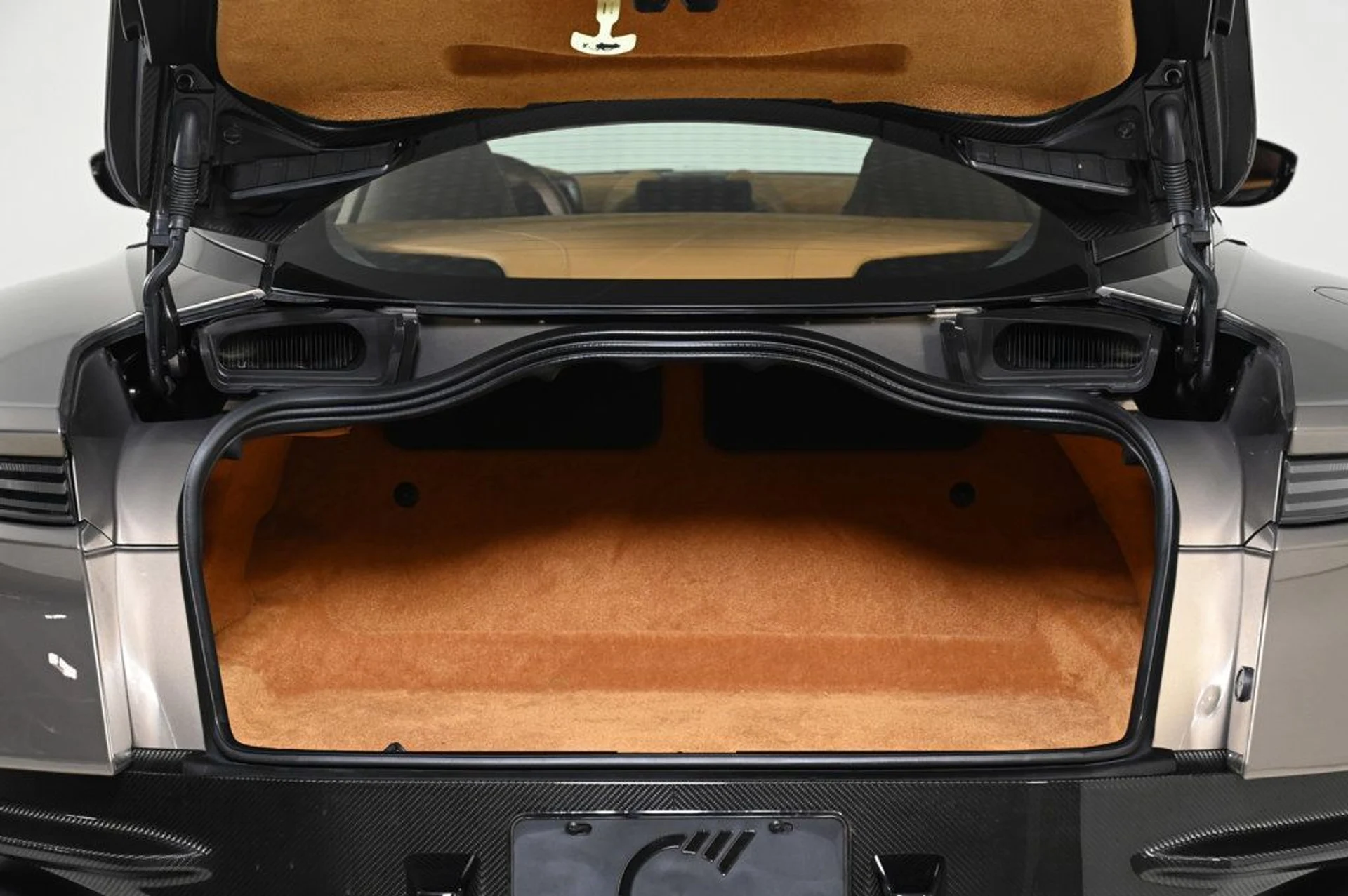 mph028_2112425280_used_2023_aston_martin_dbs_ultimate_11350_22943347_28_1024_0528046e51