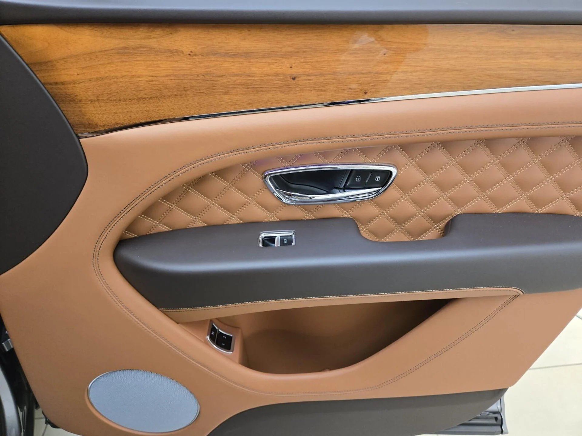 mph028_2137446902_Used_2022_Bentley_Bentayga_V8_1766558890_028b3c3def