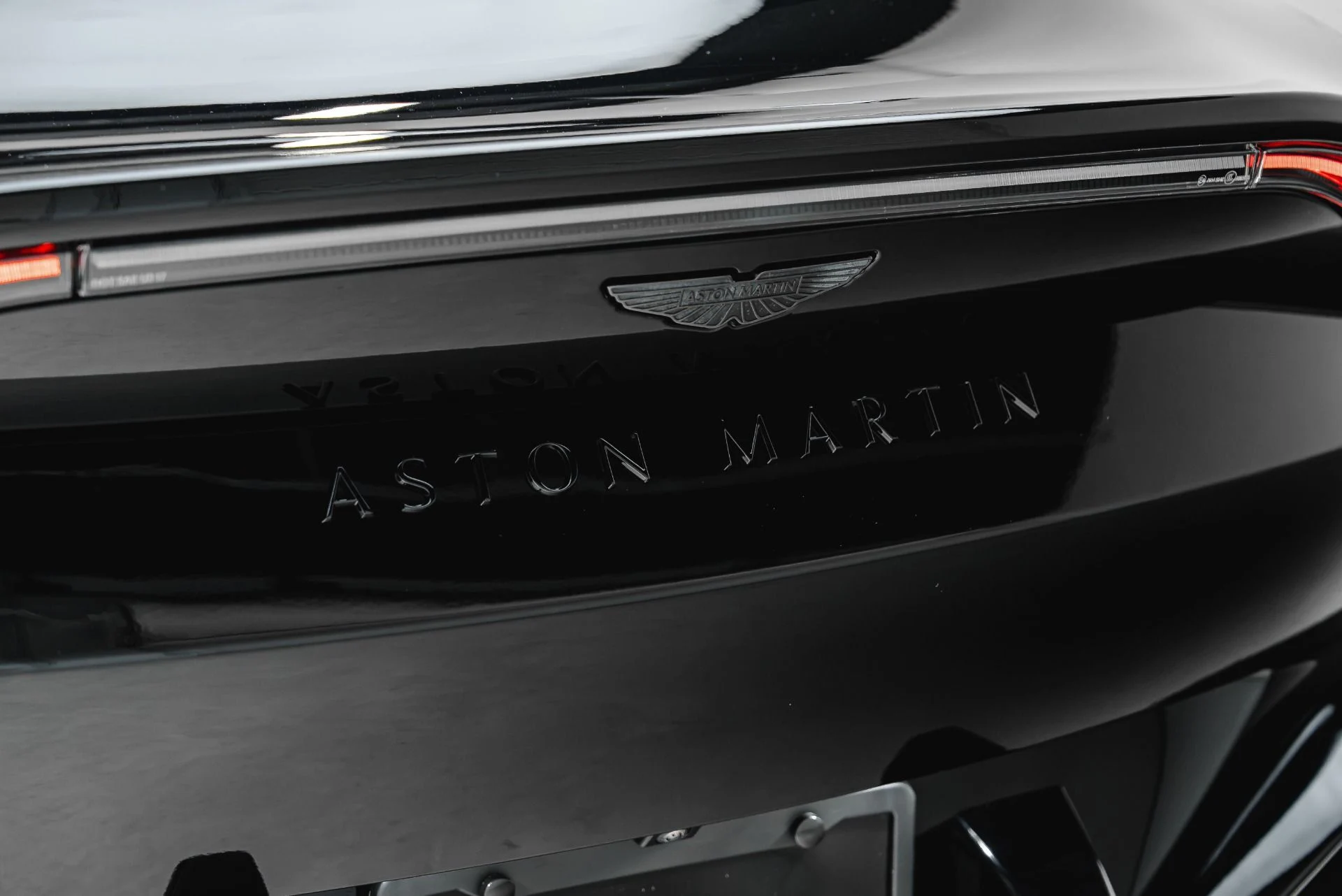 mph028_2174526797_Used_2025_Aston_Martin_Vantage_1790202721_3cbf9053c5
