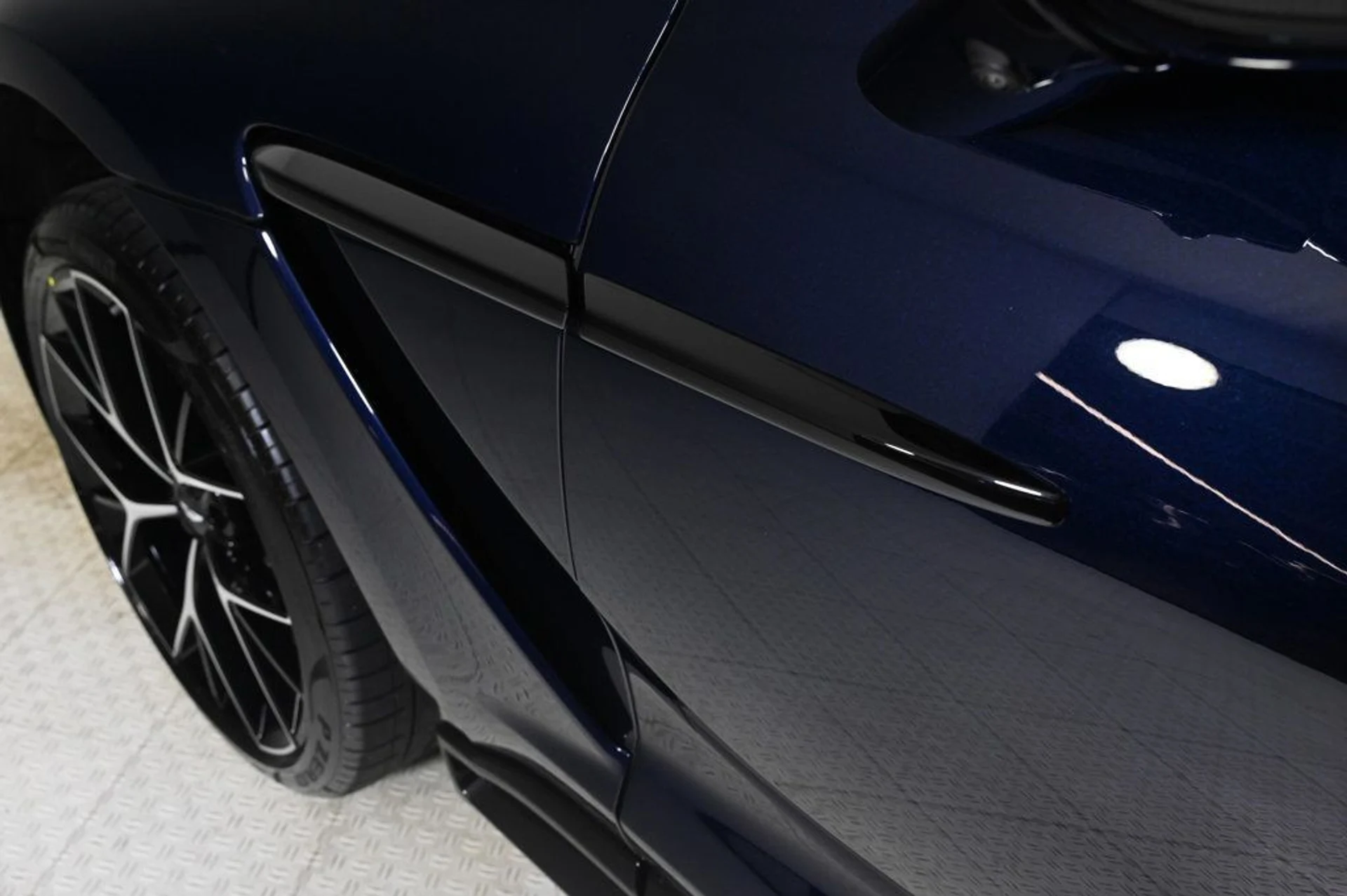 mph028_2196065677_new_2026_aston_martin_dbx_707awd_11350_22970164_28_1024_991d85ae1d