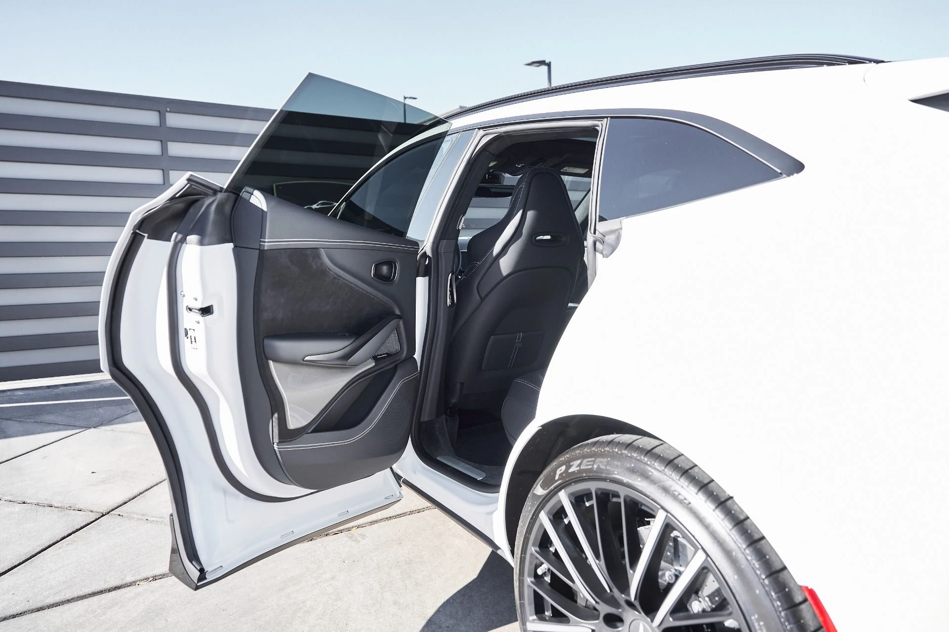 mph028_2212462207_Used_2025_Aston_Martin_DBX_707_1767063171_77a90e644c