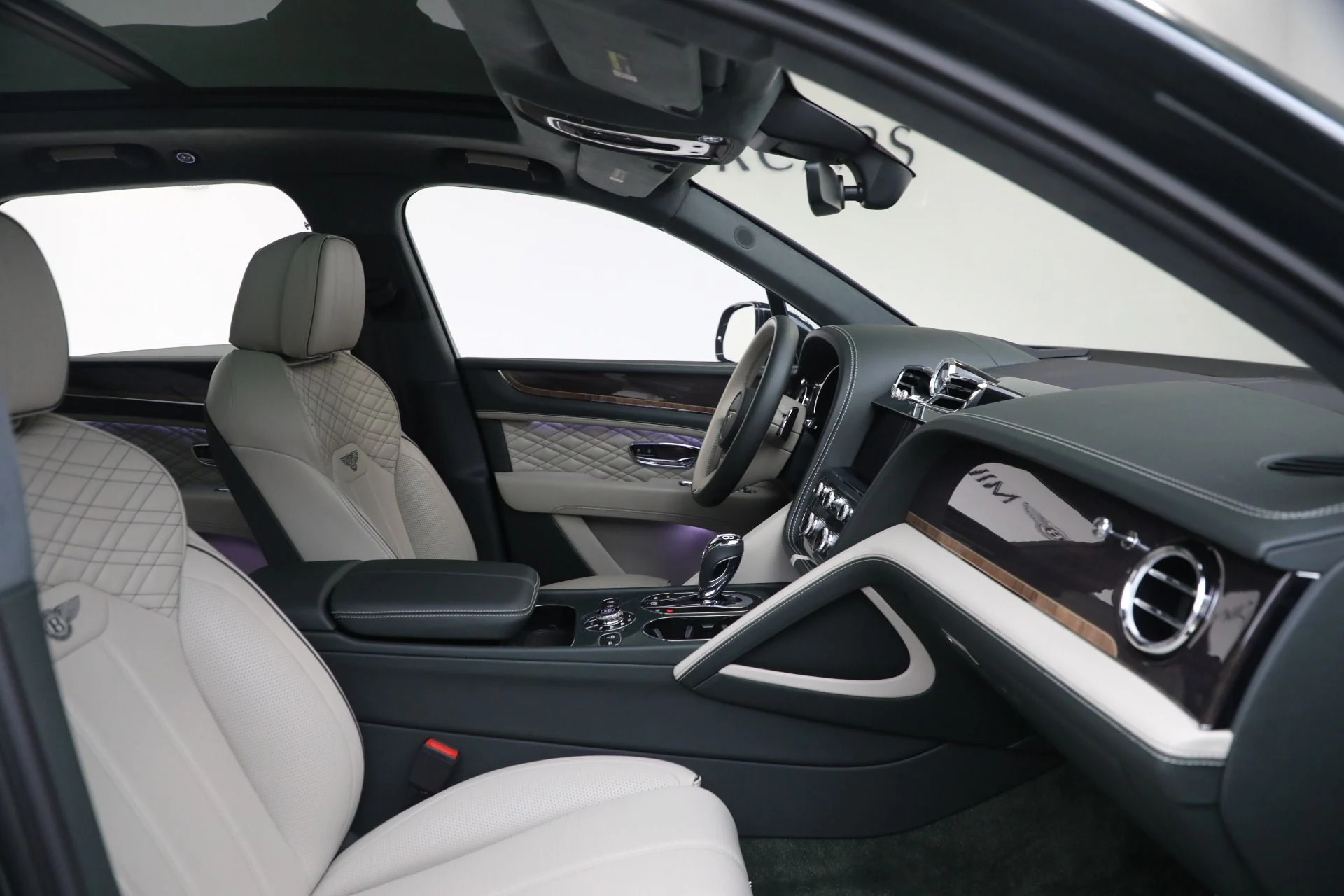 mph028_2212721924_New_2023_Bentley_Bentayga_V8_2c7fc58c69