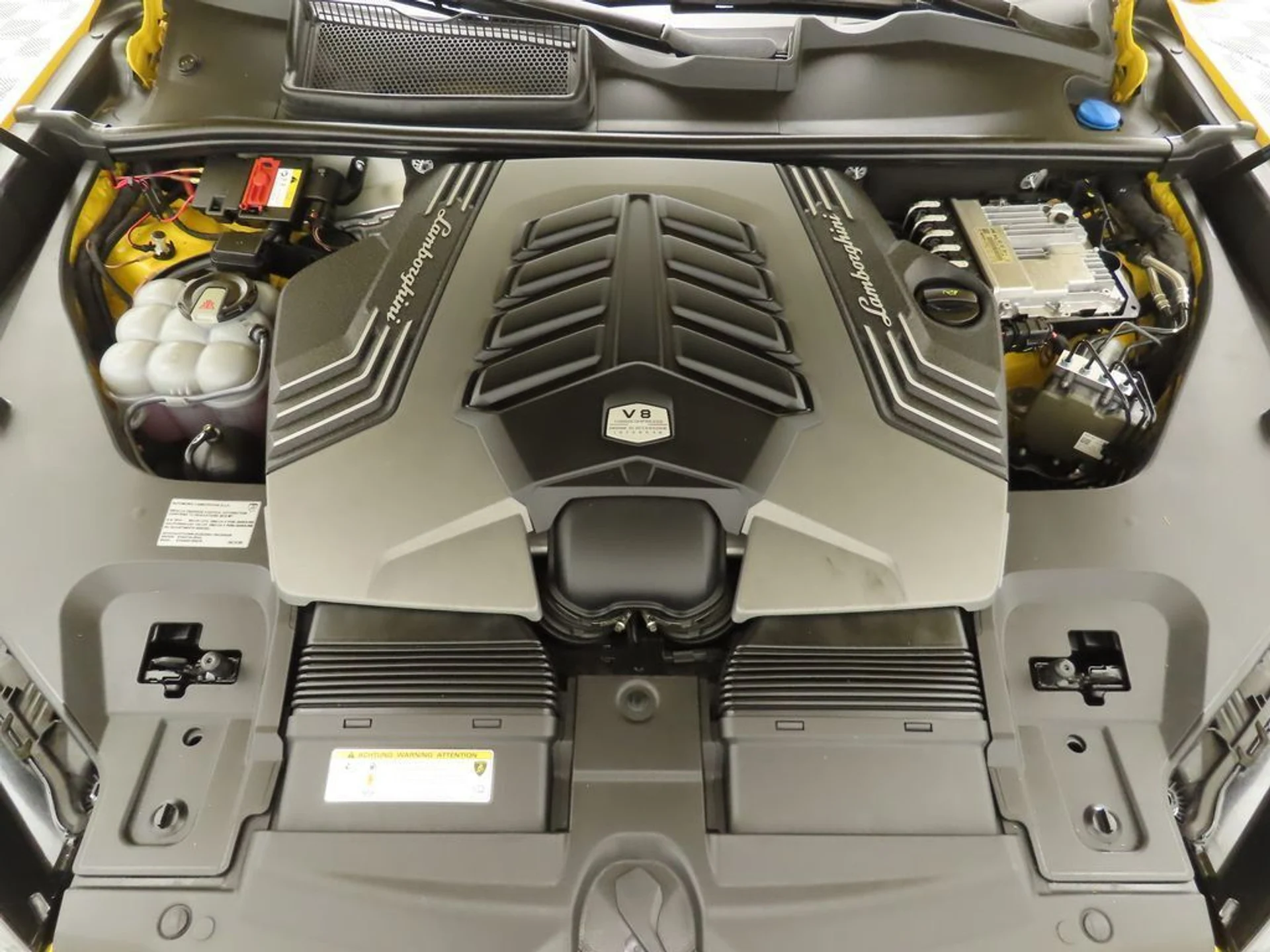 mph028_2241326753_used_2019_lamborghini_urus_awd_8119_22960416_29_1024_5f8061b062