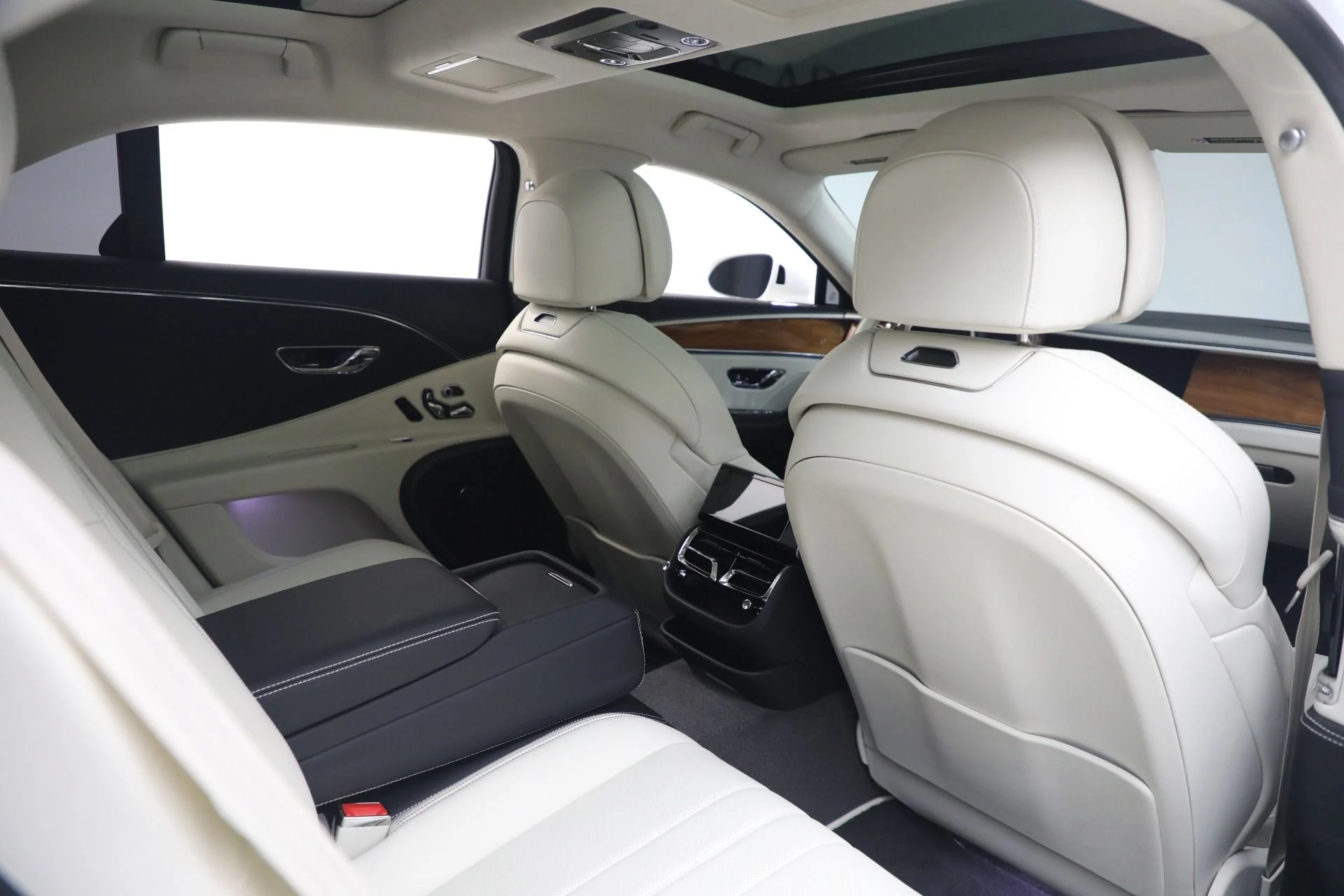 mph028_2246981717_Used_2024_Bentley_Flying_Spur_Hybrid_fa1315726b