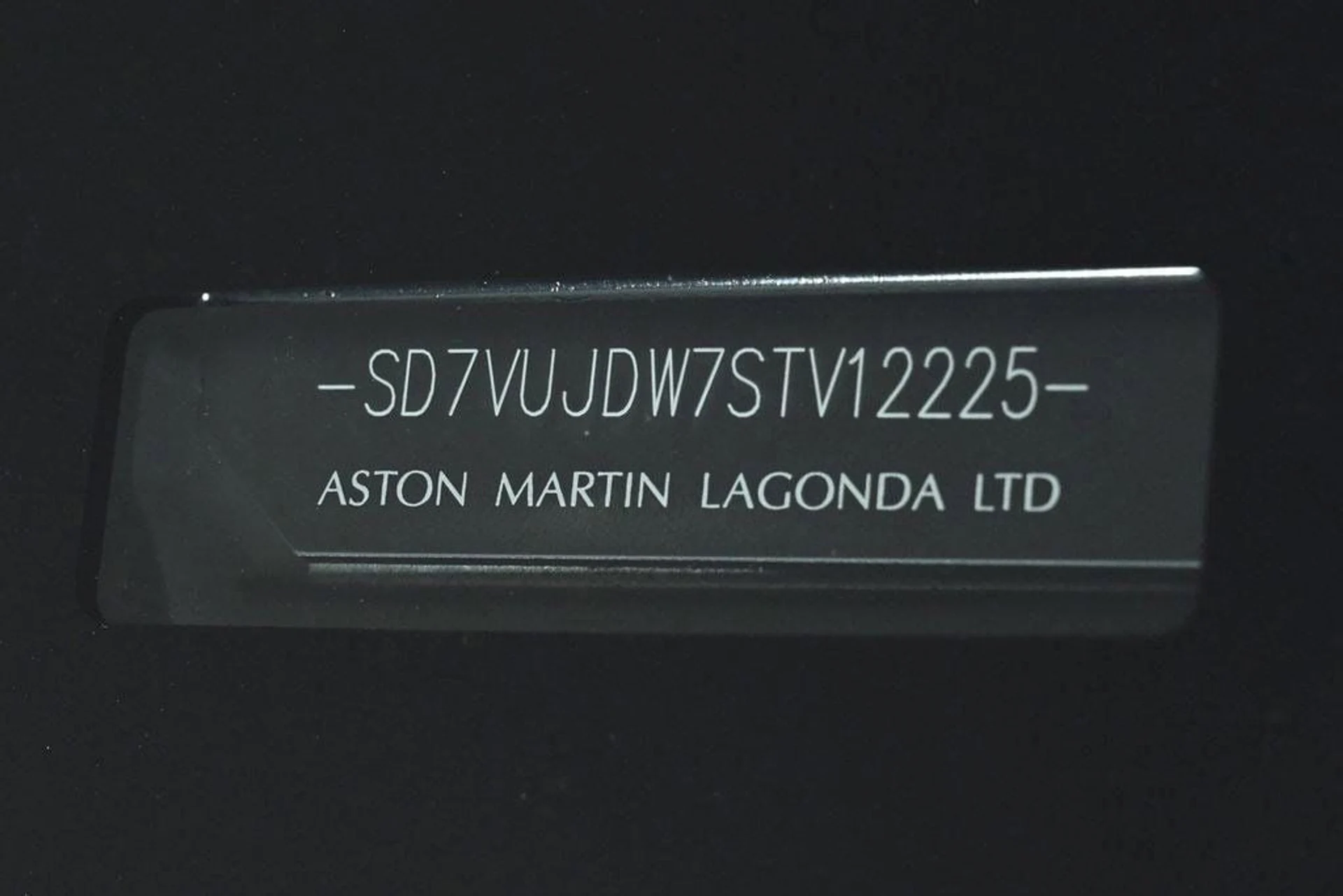 mph028_2251797219_new_2025_aston_martin_dbx_707awd_11350_22854658_28_1024_fde655a1b8