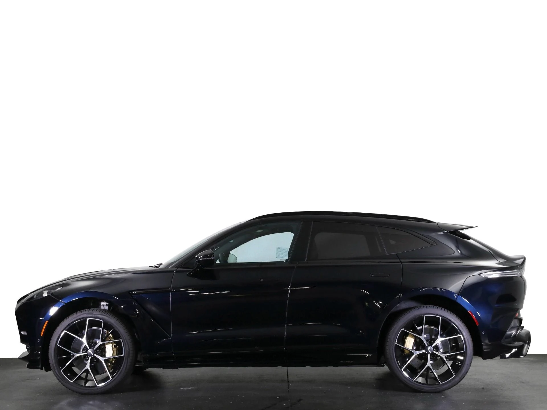 mph028_2269456489_New_2025_Aston_Martin_DBX_707_1768455345_5a5d1c79ba
