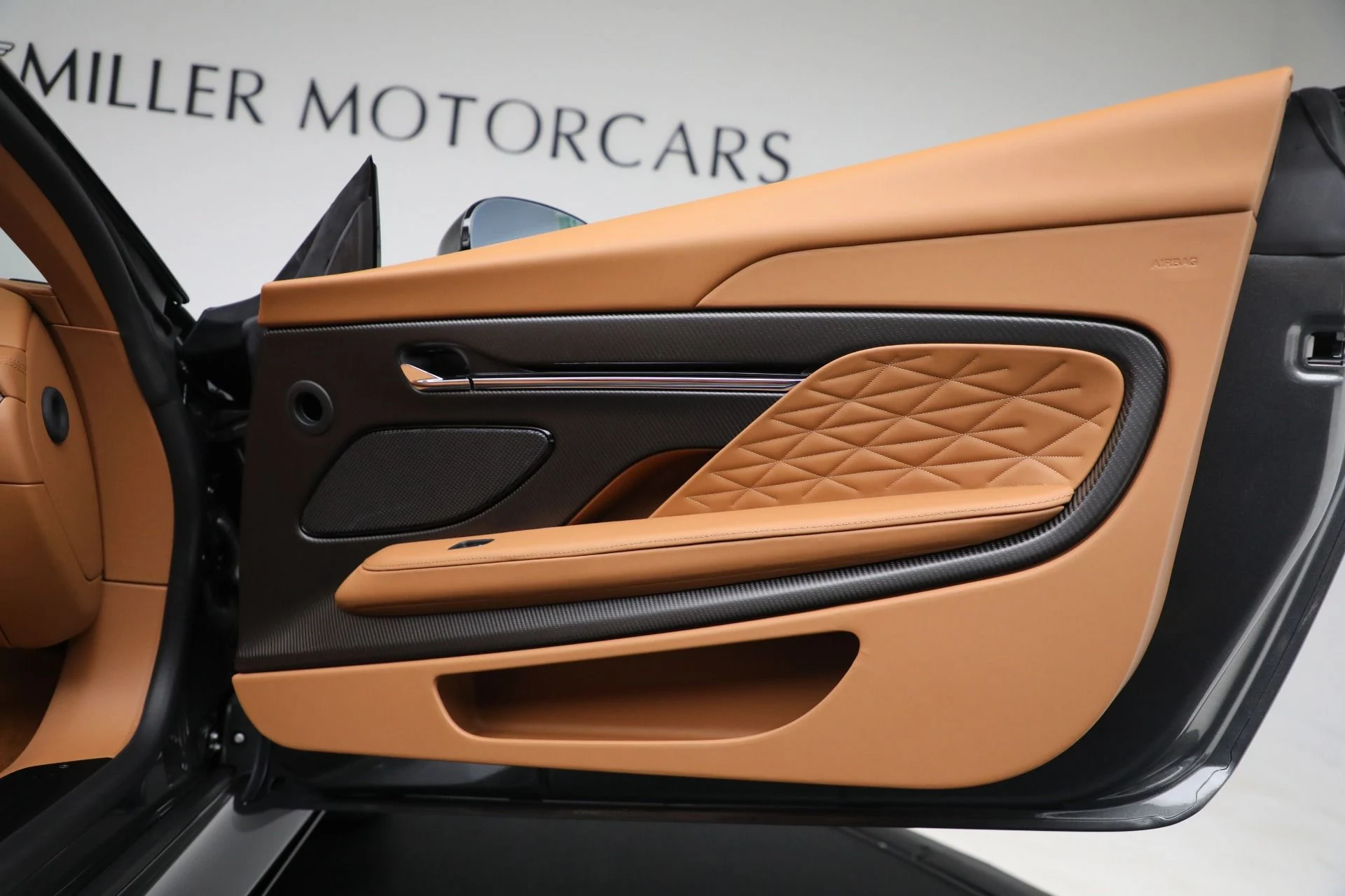 mph028_2274281628_New_2025_Aston_Martin_DB_12_Volante_9c7527eb59