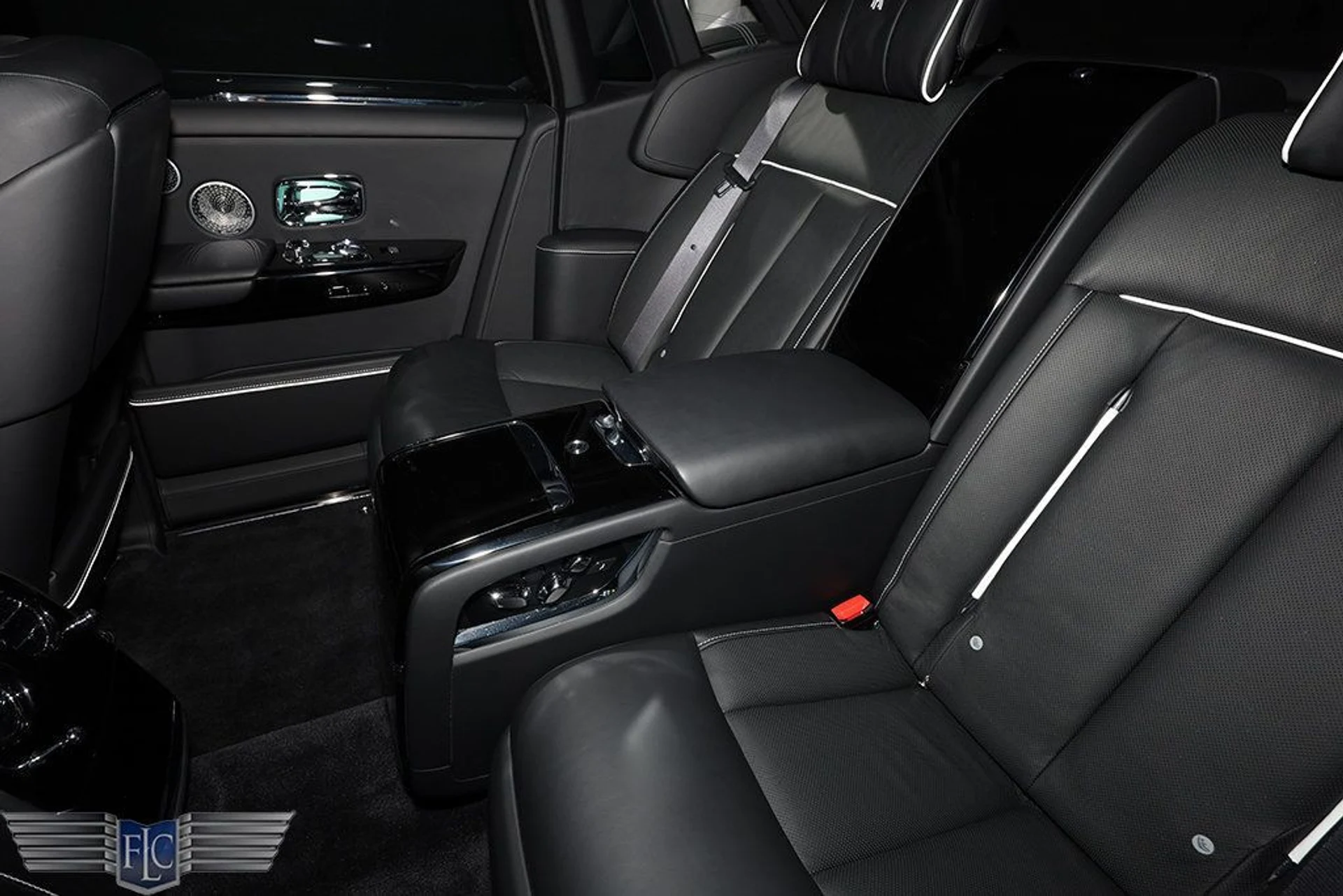 mph028_2275091548_used_2022_rolls_royce_phantom_sedan_9689_23002313_29_1024_a61fc89906