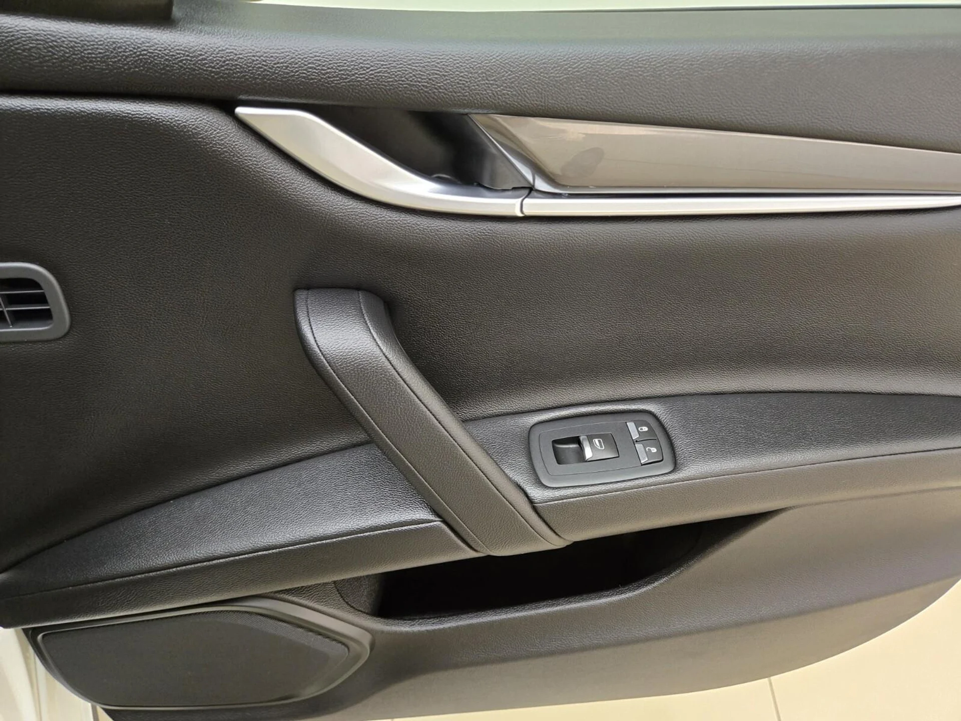 mph028_2286434250_Used_2018_Maserati_Ghibli_1763108833_b2b31c5ac7