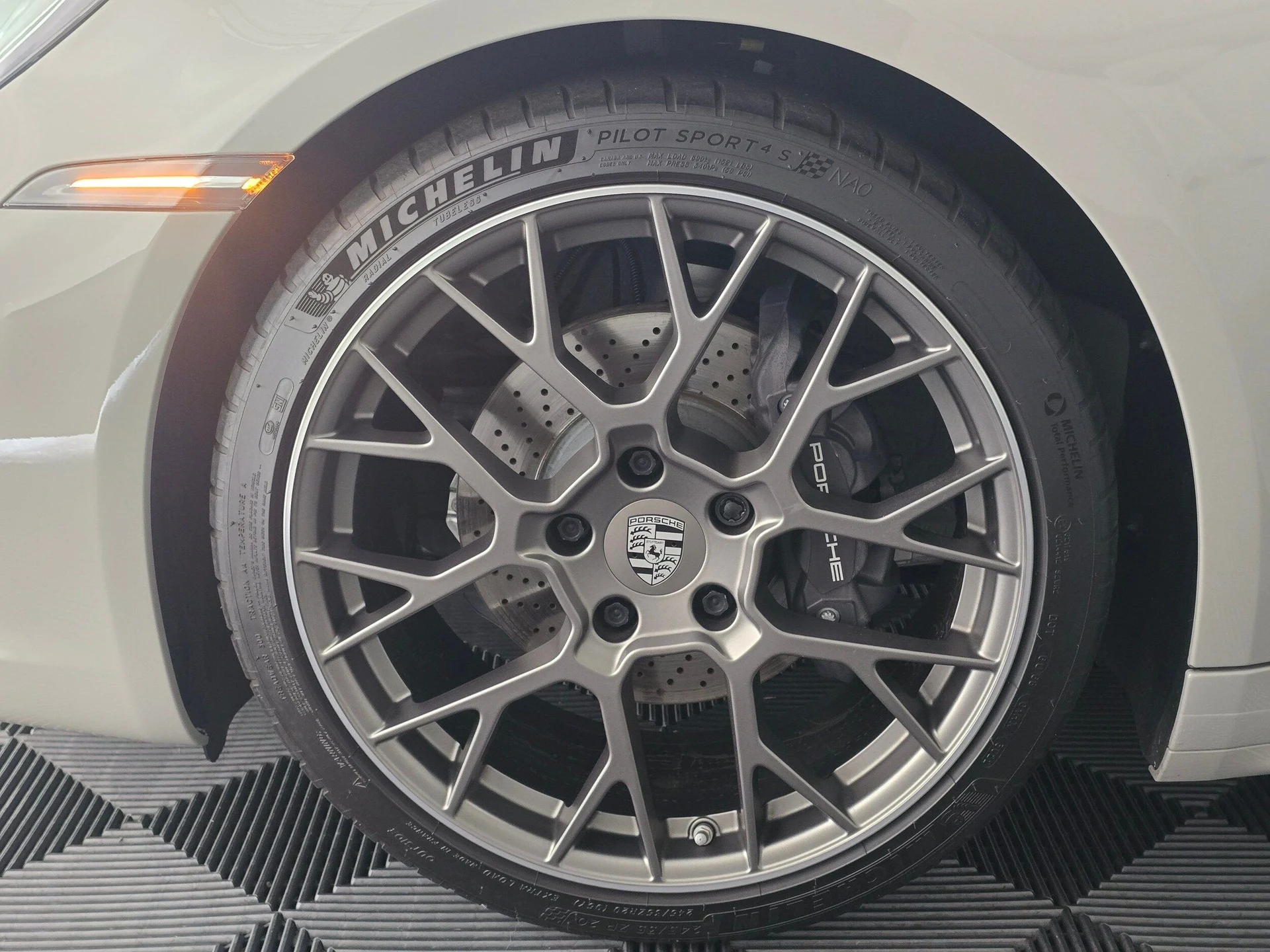 mph028_2287340351_9f71d96bd9073dda06d5340ab91cd3a5x_dc6a597911