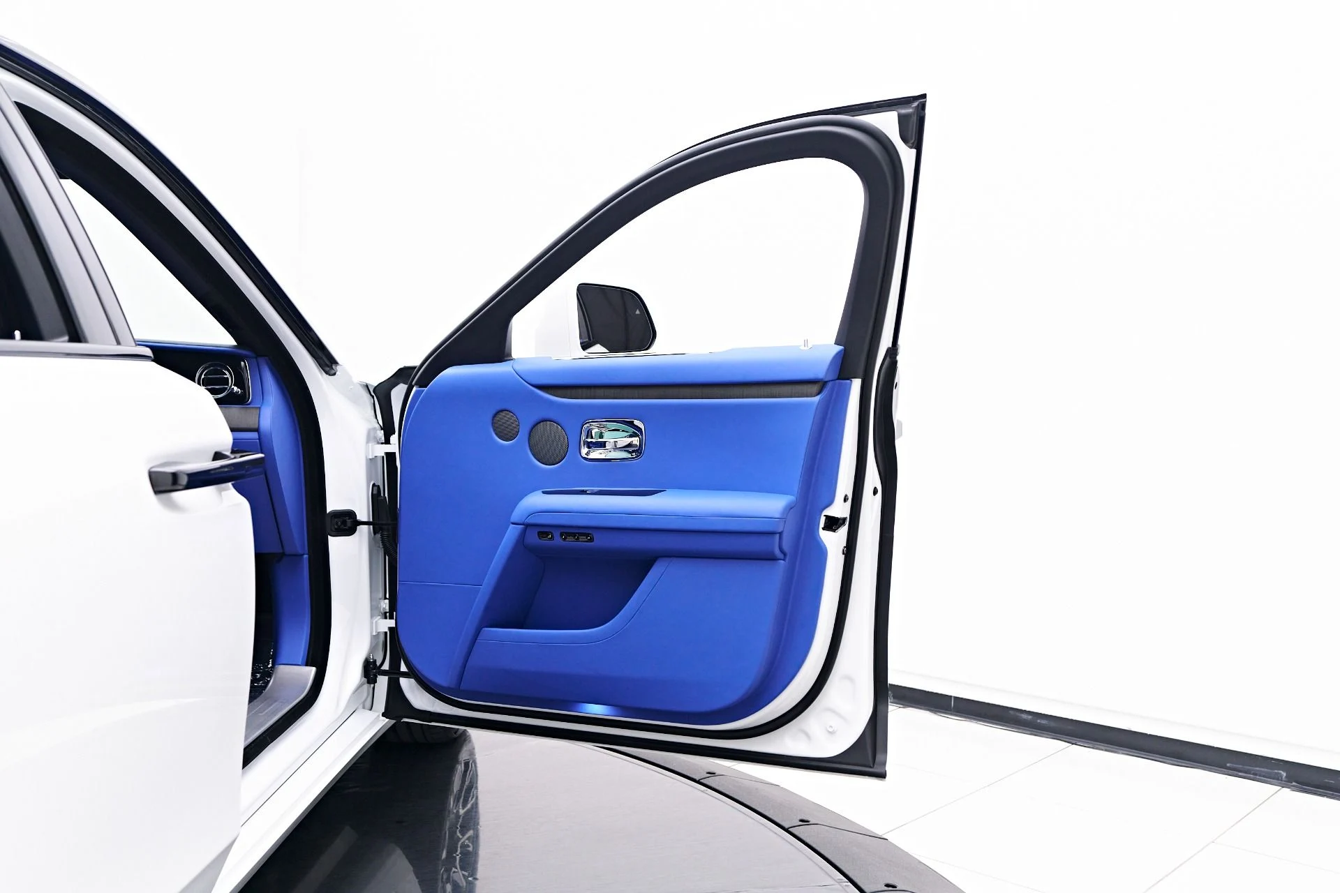 mph028_2291782374_Used_2024_Rolls_Royce_Ghost_Base_1757190827_bf37873ad0