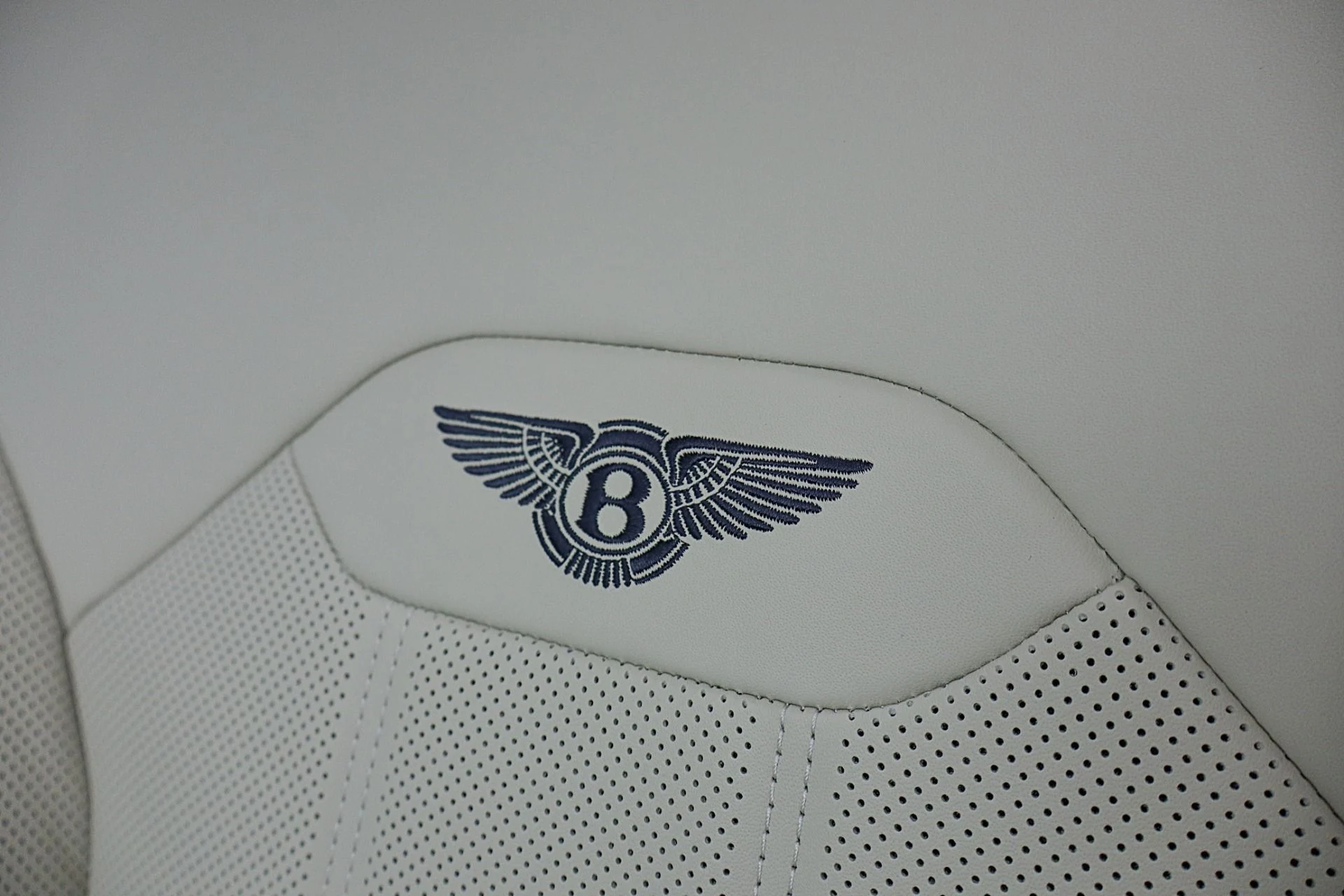 mph028_2298068004_New_2026_Bentley_Bentayga_EWB_V8_d4755117b4
