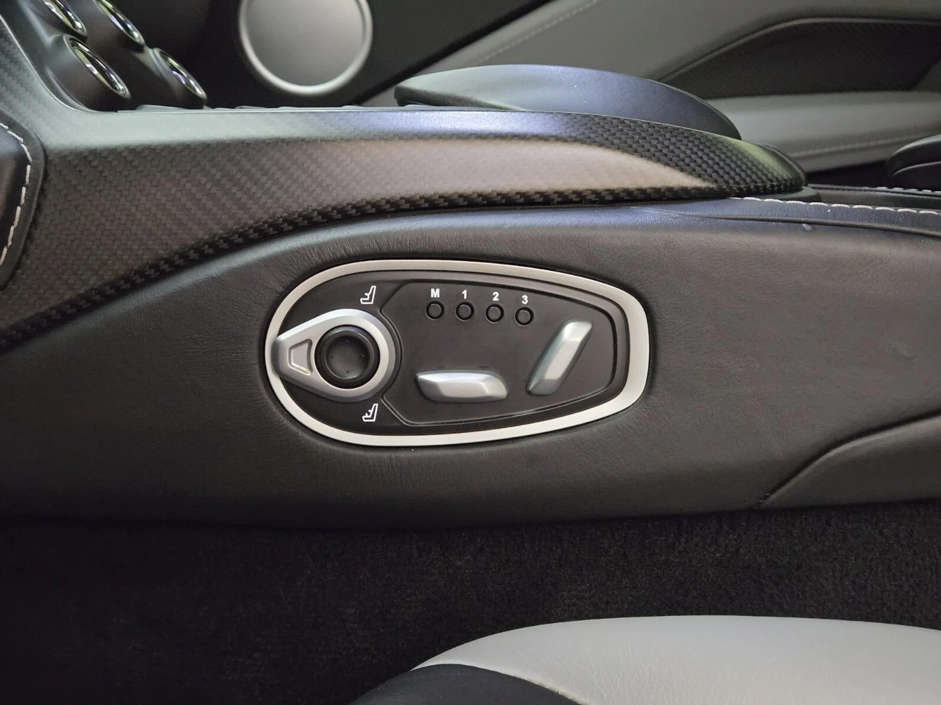 mph028_2318896664_Used_2019_Aston_Martin_Vantage_1756191186_dc6e341816