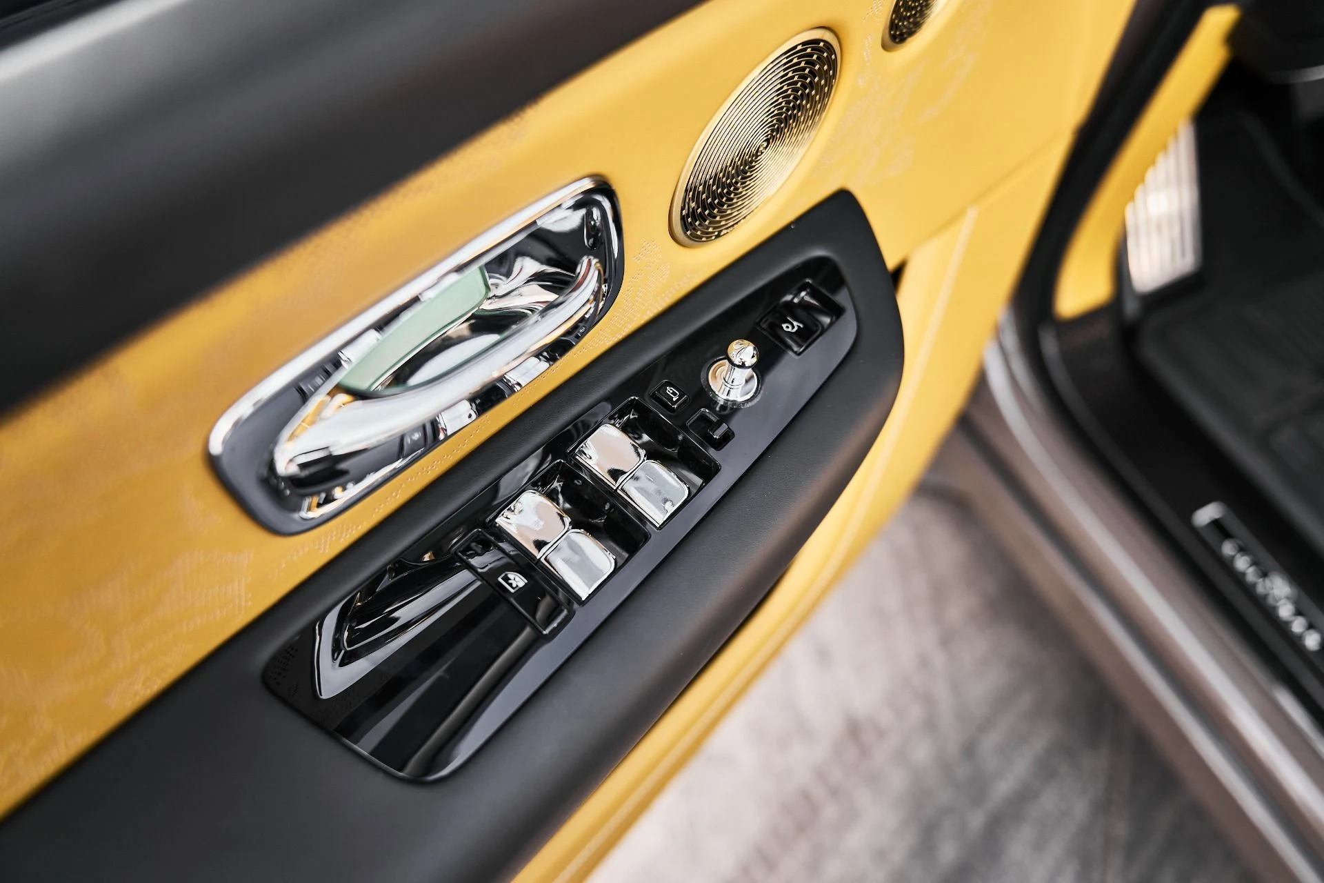 mph028_232211090_Used_2026_Rolls_Royce_Cullinan_Black_Badge_1776556019_2cedaa2c72