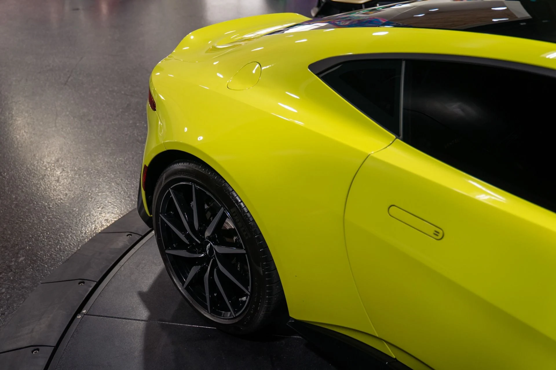 mph028_2347456987_Used_2019_Aston_Martin_Vantage_Paint_Matched_Interior_Trim_1785943447_8e0b62db4a