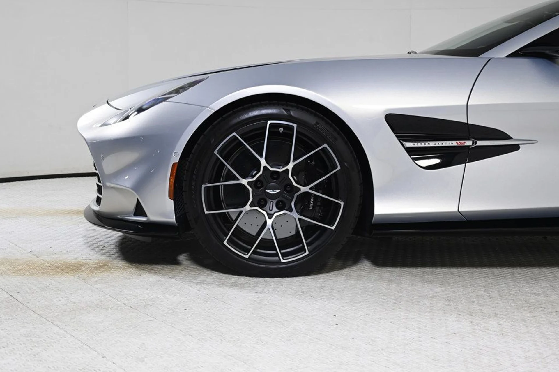 mph028_2348458354_new_2026_aston_martin_vanquish_volante_11350_22980293_29_1024_af4bb9b537