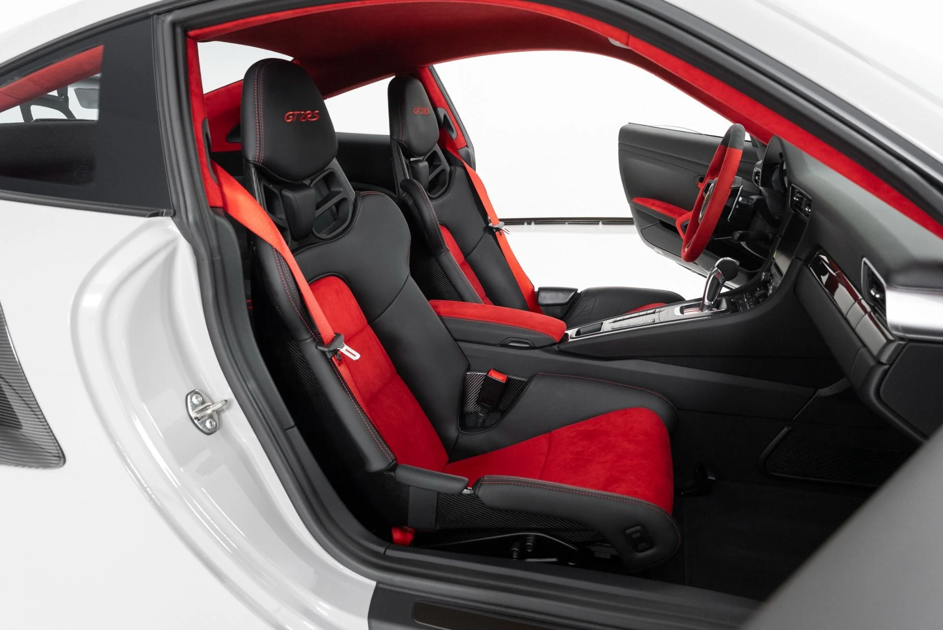 mph028_2374415236_Used_2018_Porsche_911_GT_2_RS_1756256413_7573337a6f