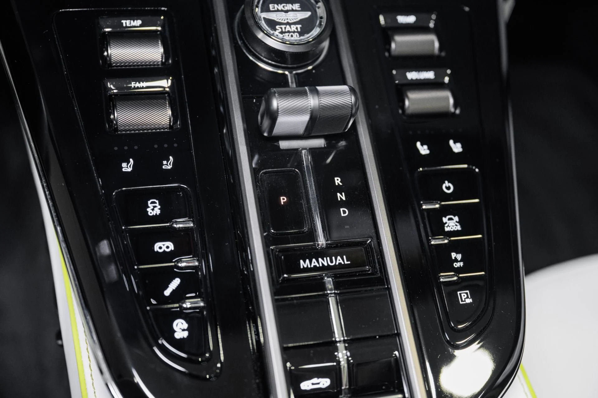 mph028_2381421149_New_2026_Aston_Martin_Vantage_S_Roadster_1780941042_a60b80a2f1